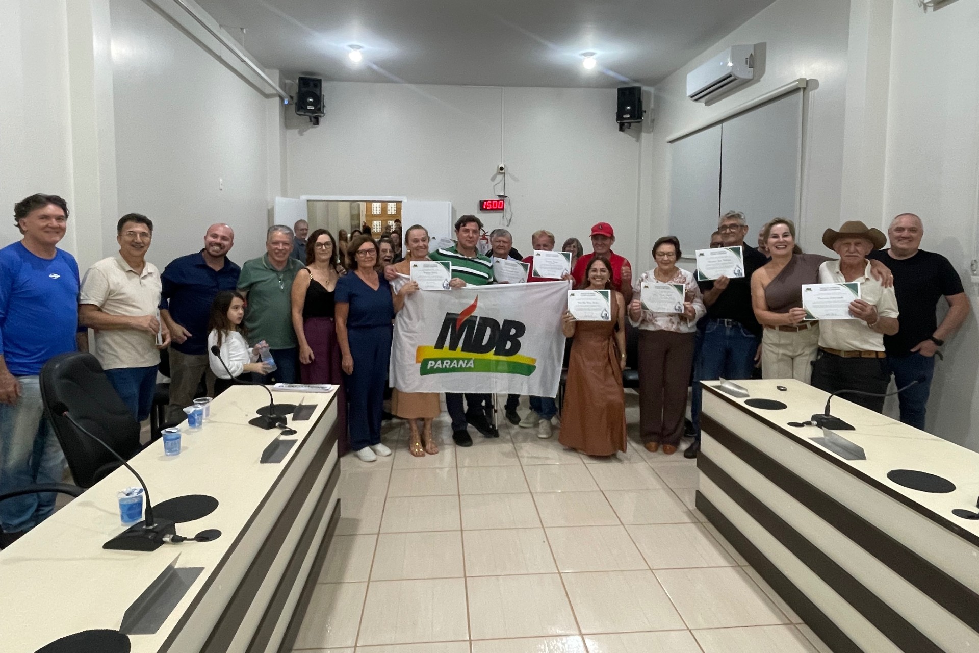 MDB de Missal homenageia ex-prefeito e vice, e vereadores