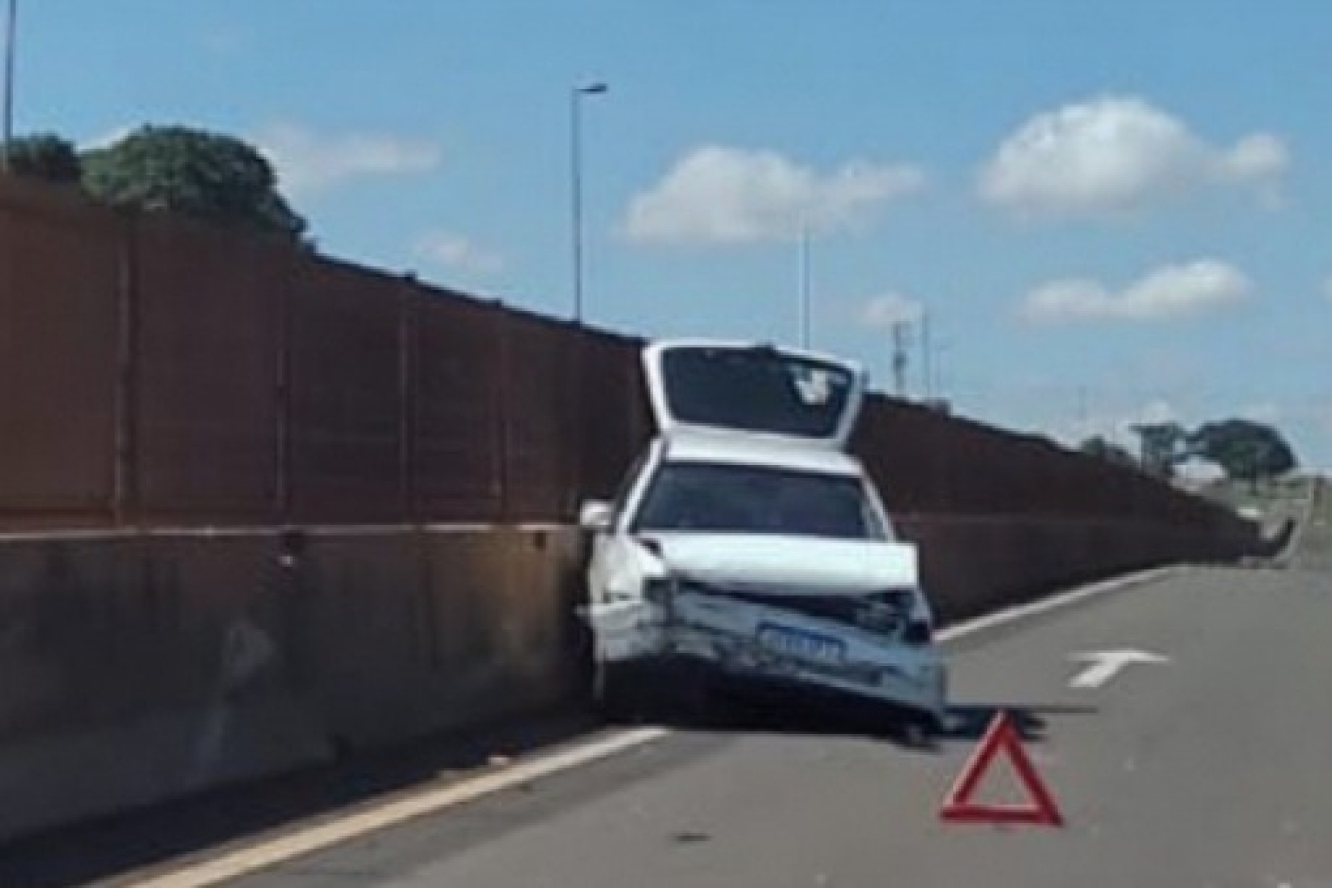 Medianeira: Acidente envolvendo Gol e carreta é registrado na BR 277