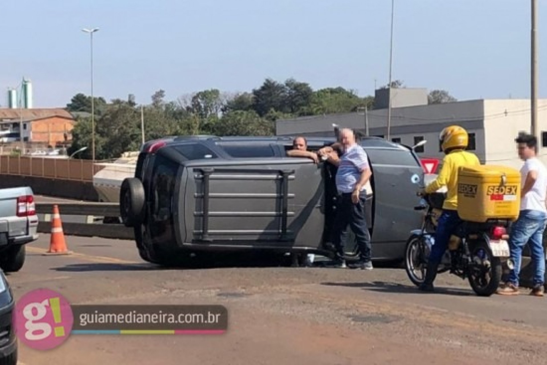 Medianeira: Após colidir em ônibus, motorista embriagado foge, capota veículo e acaba preso pela PM
