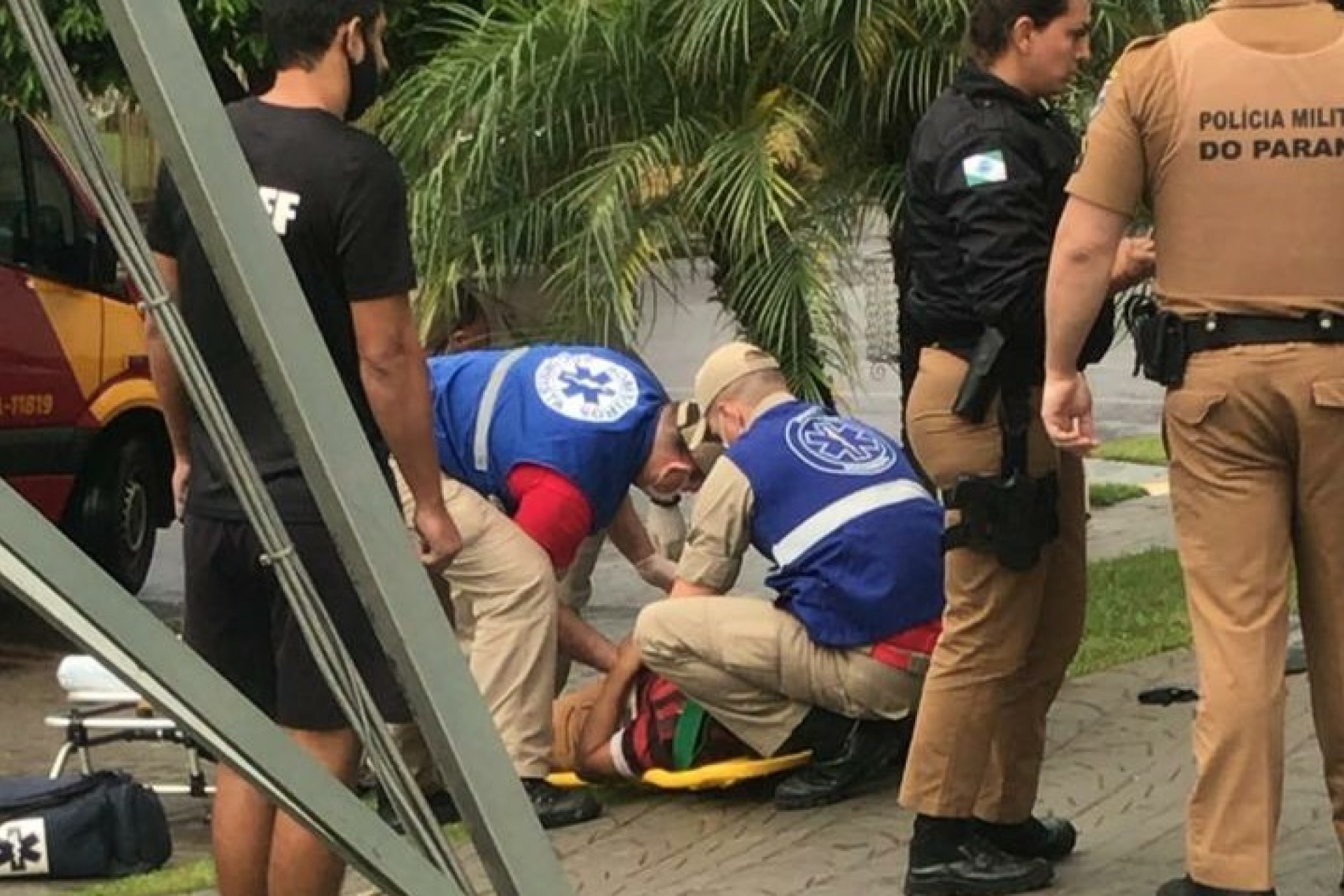 Medianeira: Assalto em frente à agência bancária termina com homem baleado