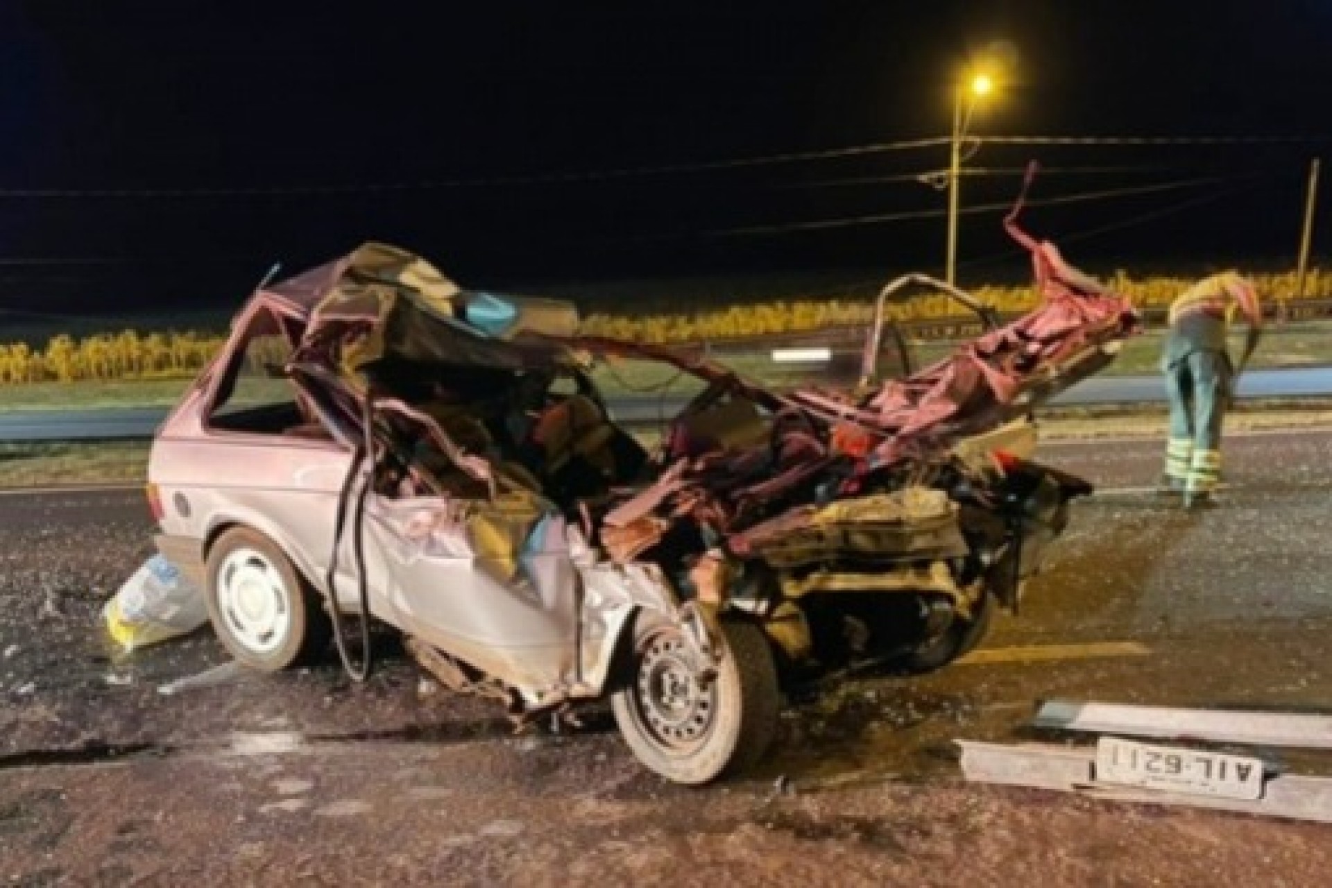 Medianeira: Motorista fica gravemente ferido ao colidir veículo na traseira de caminhão