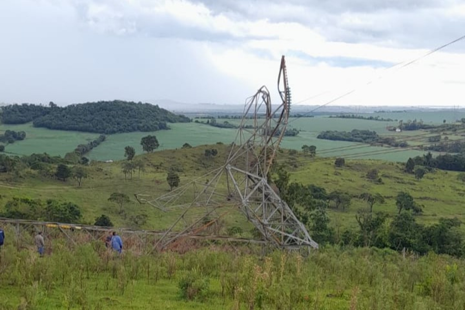 Medianeira: Torre de transmissão de Furnas cai; Aneel diz que ‘há indícios de vandalismo’