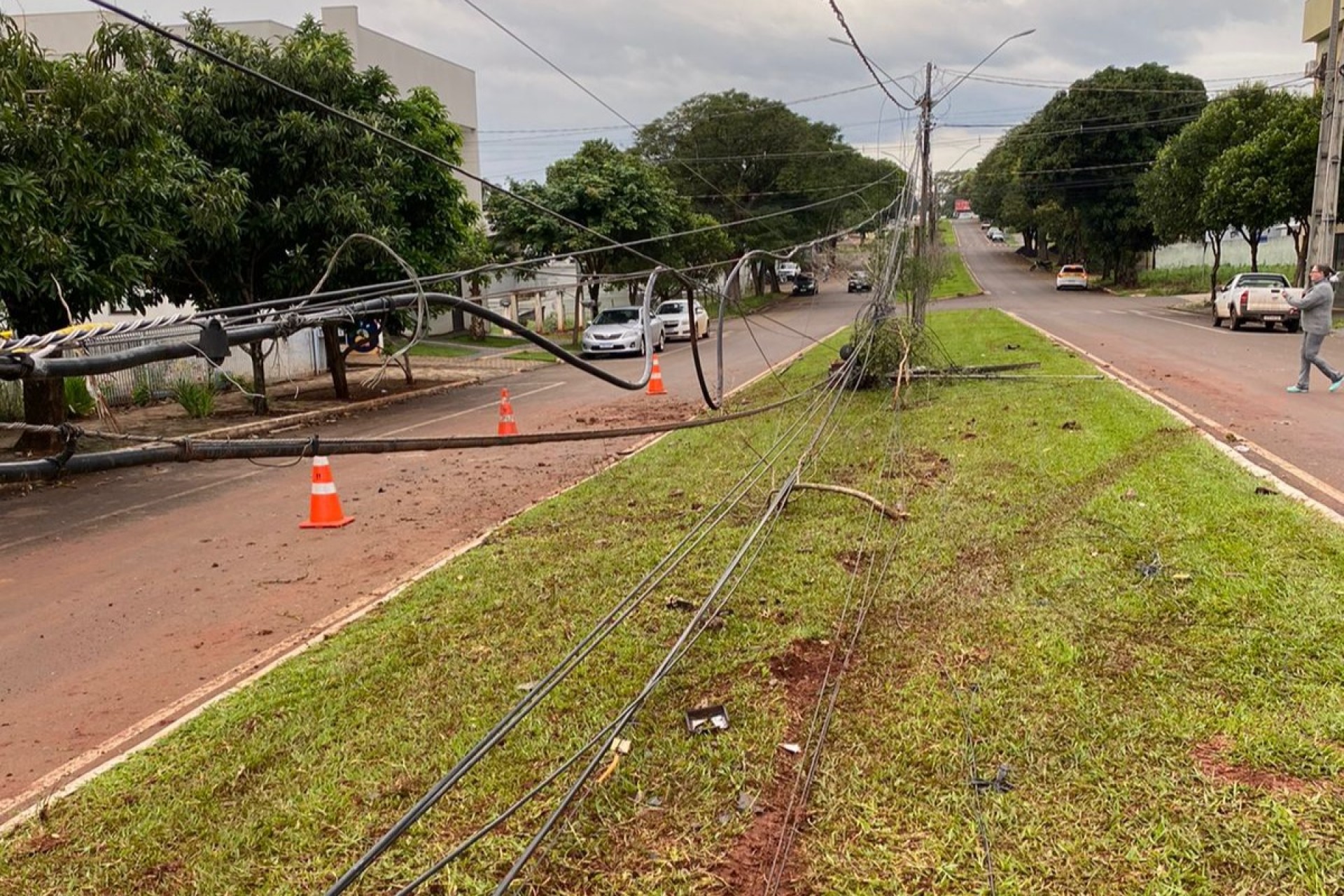Medianeira: Vídeo mostra caminhonete colidindo e derrubando poste no Bairro Cidade Alta