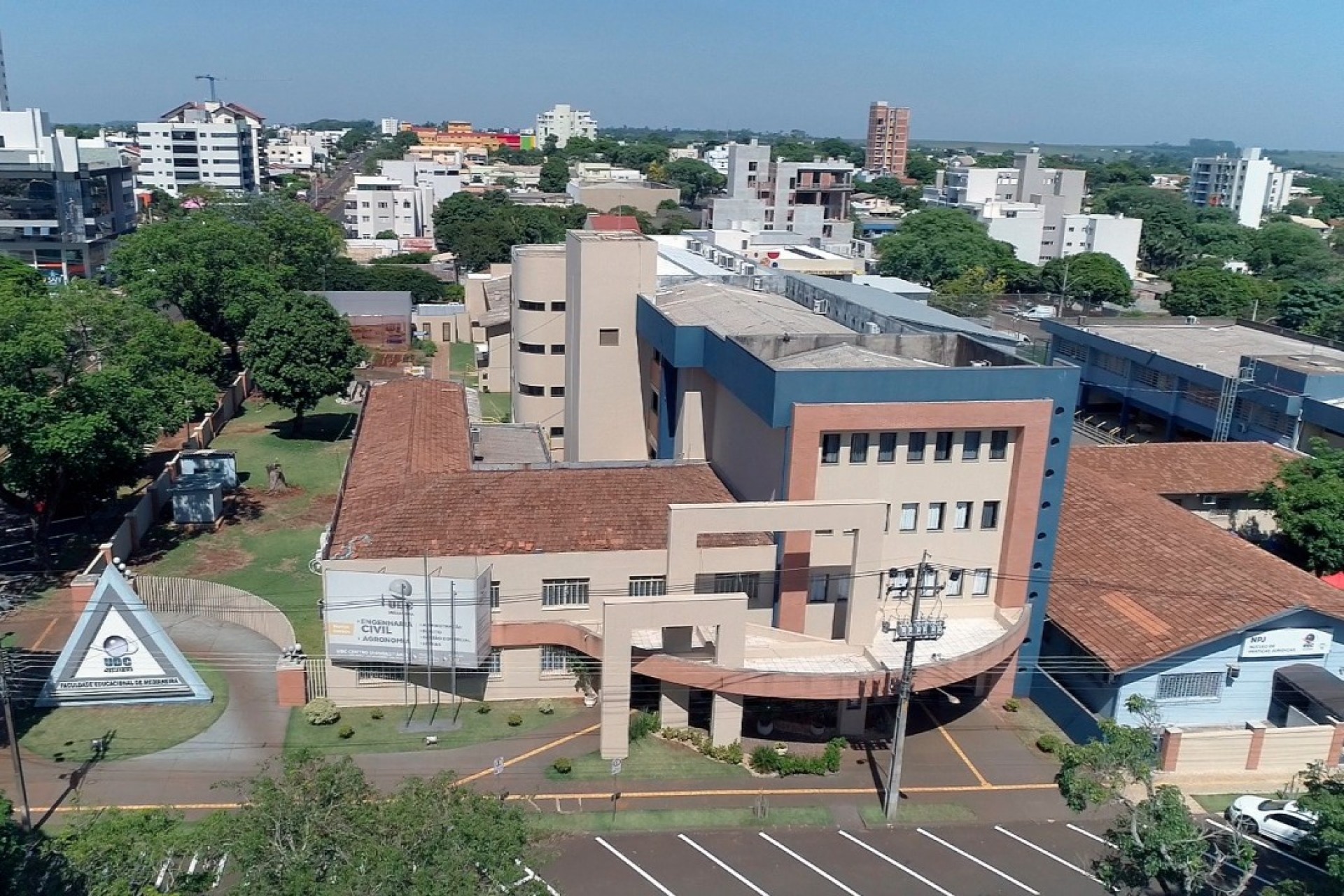 Medicina Veterinária da UDC dá as boas-vindas em aula inaugural com convidado especial do Texas  EUA