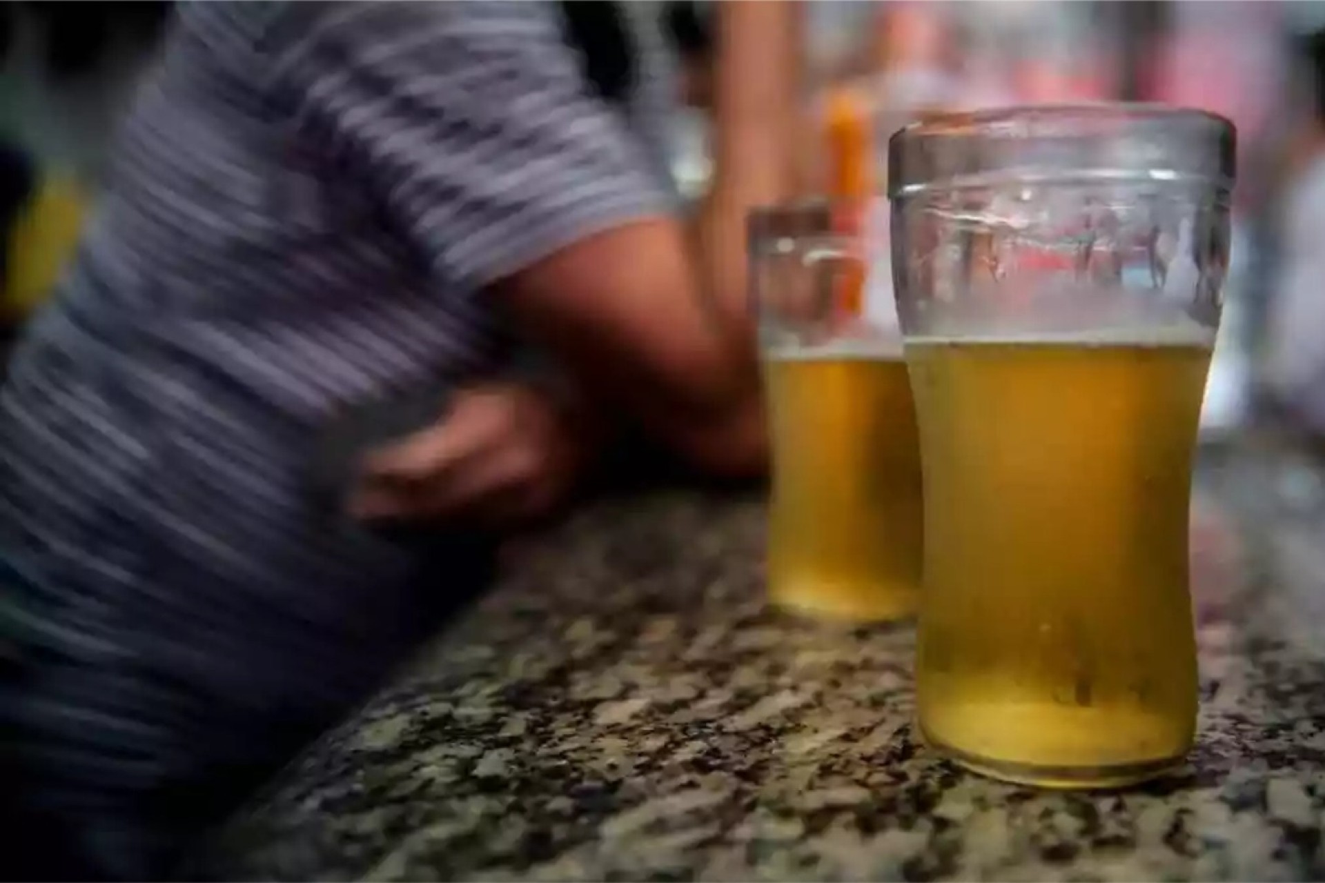 Médicos mostram como o álcool age no cérebro após uma noite de bebedeira