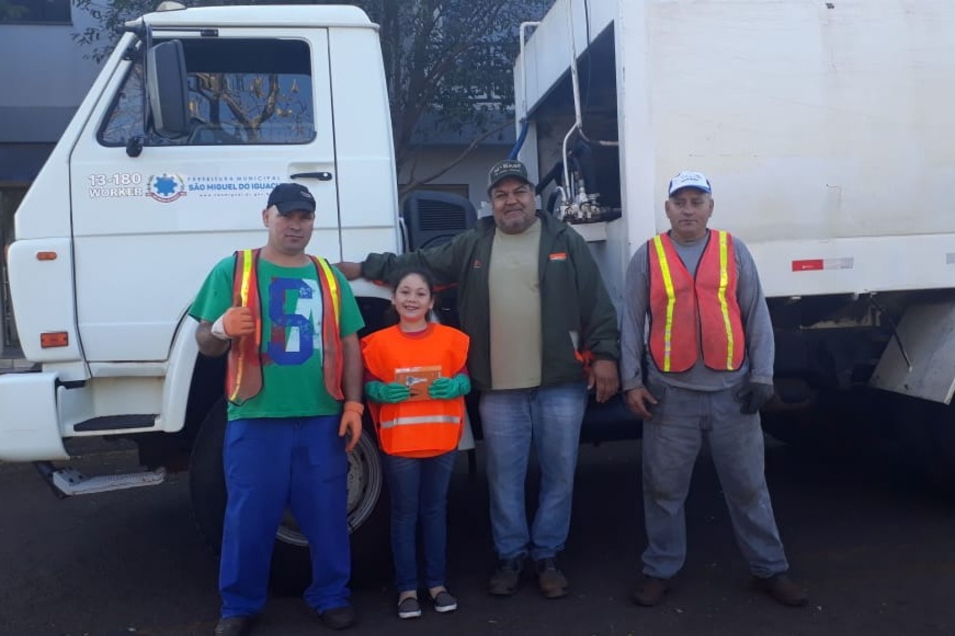Menina de oito anos realiza o sonho de trabalhar na coleta de lixo em São Miguel do Iguaçu