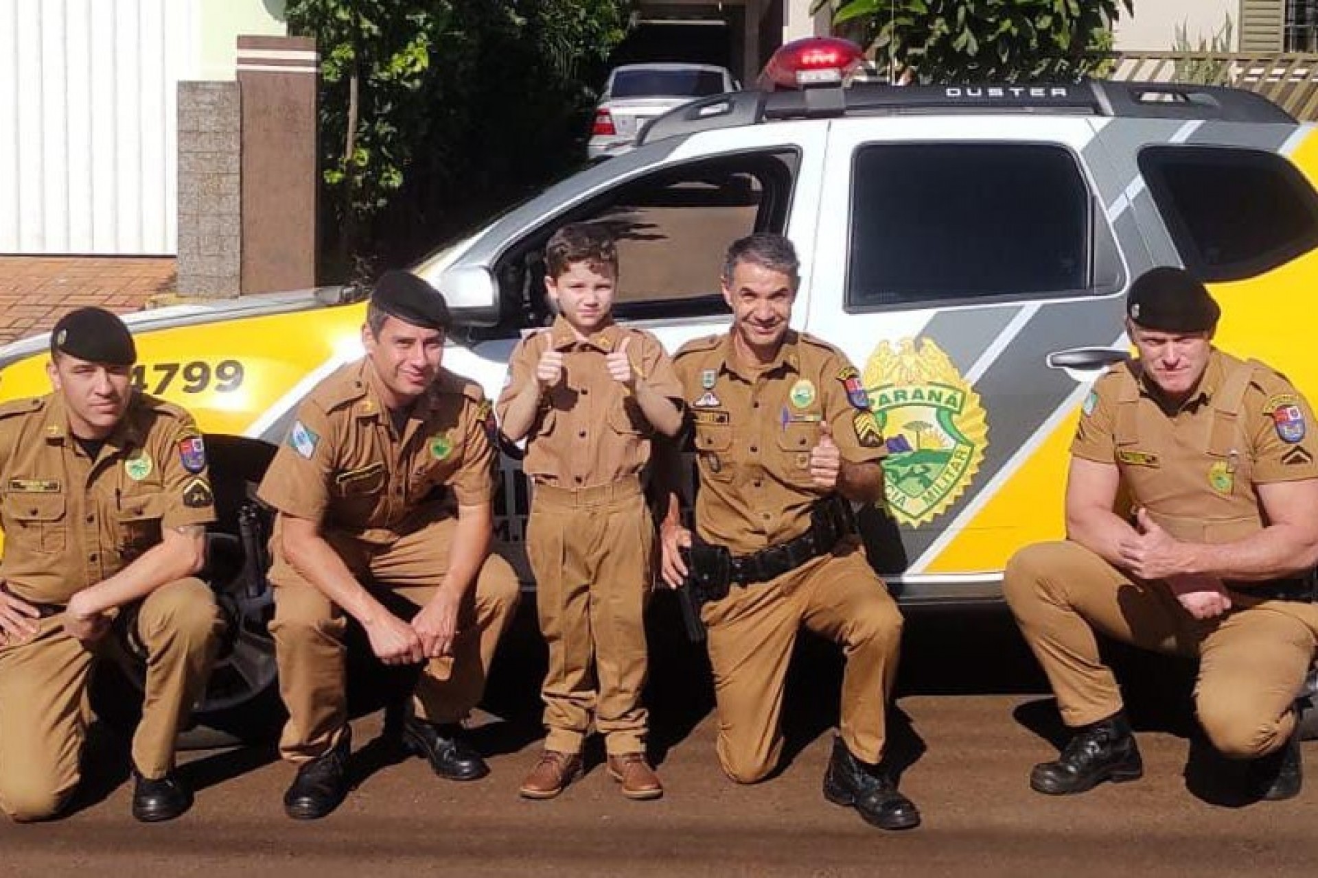 Menino fã da Polícia Militar de Missal recebe fardinha de presente