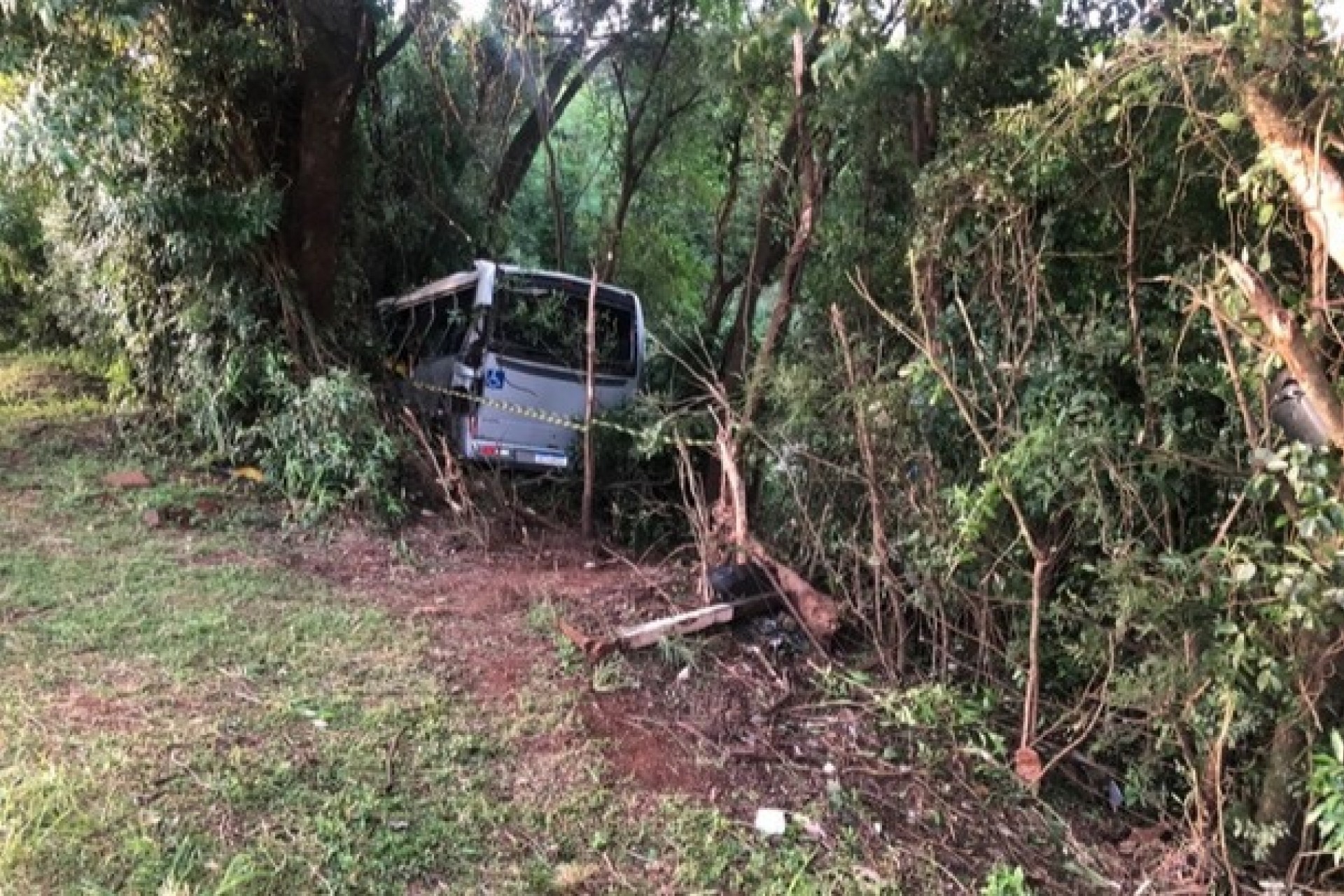 Micro-ônibus da saúde de Pato Bragado sofre acidente na PR-495 e sete pessoas morrem