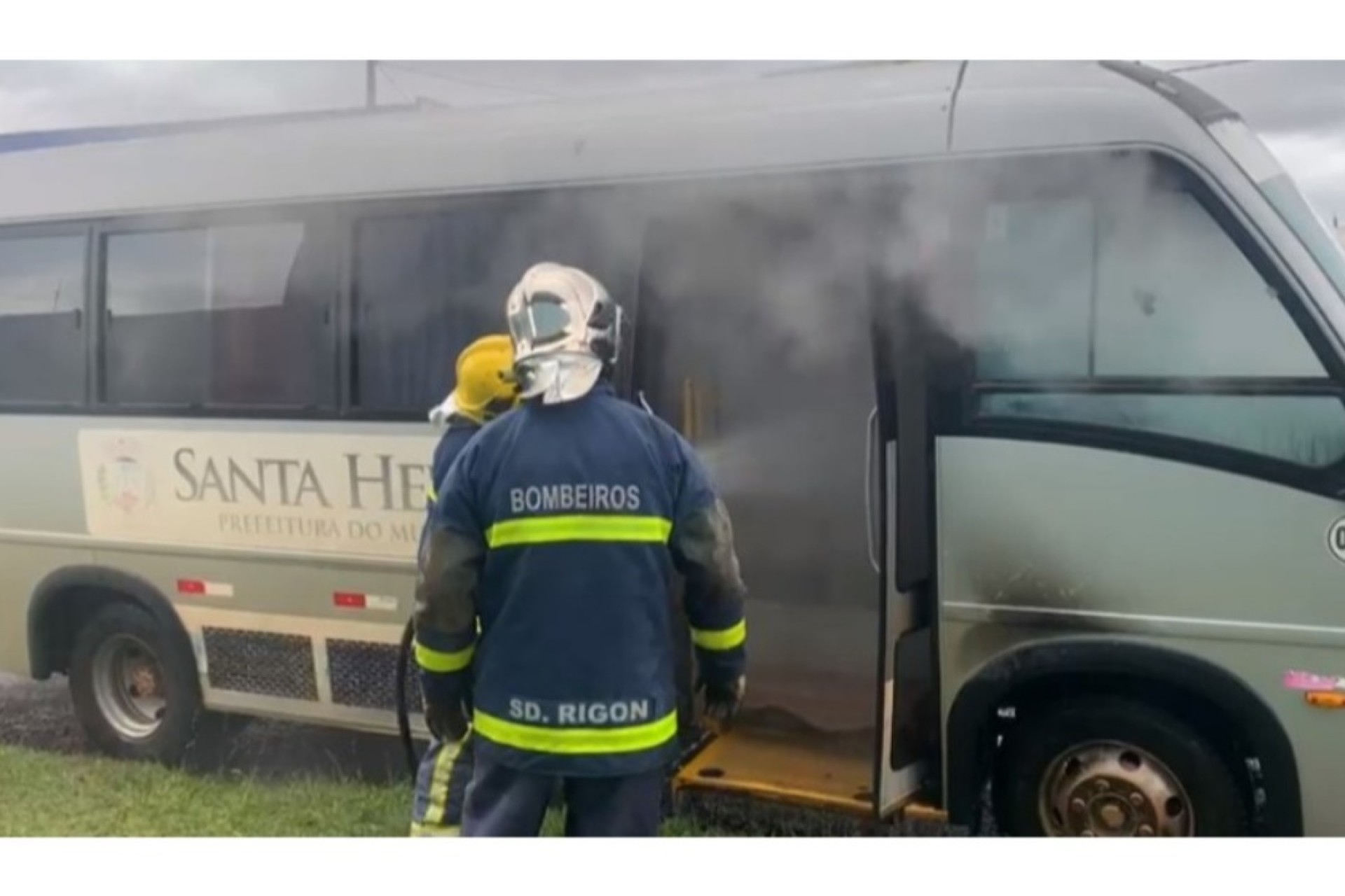 Micro-ônibus de Santa Helena pega fogo em Cascavel