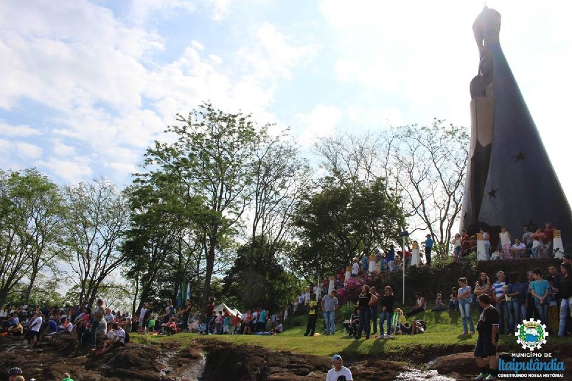 Milhares de fiéis fazem caminhada até o monumento em honra a Nossa Senhora Aparecida