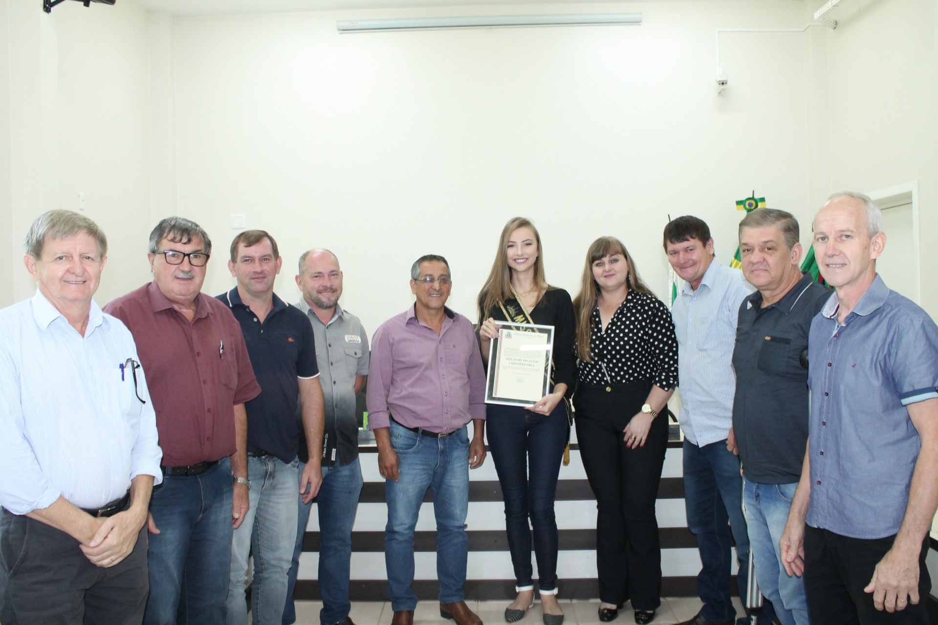 Miss Paraná Djenifer Frey recebe homenagem da Câmara Municipal de Missal.