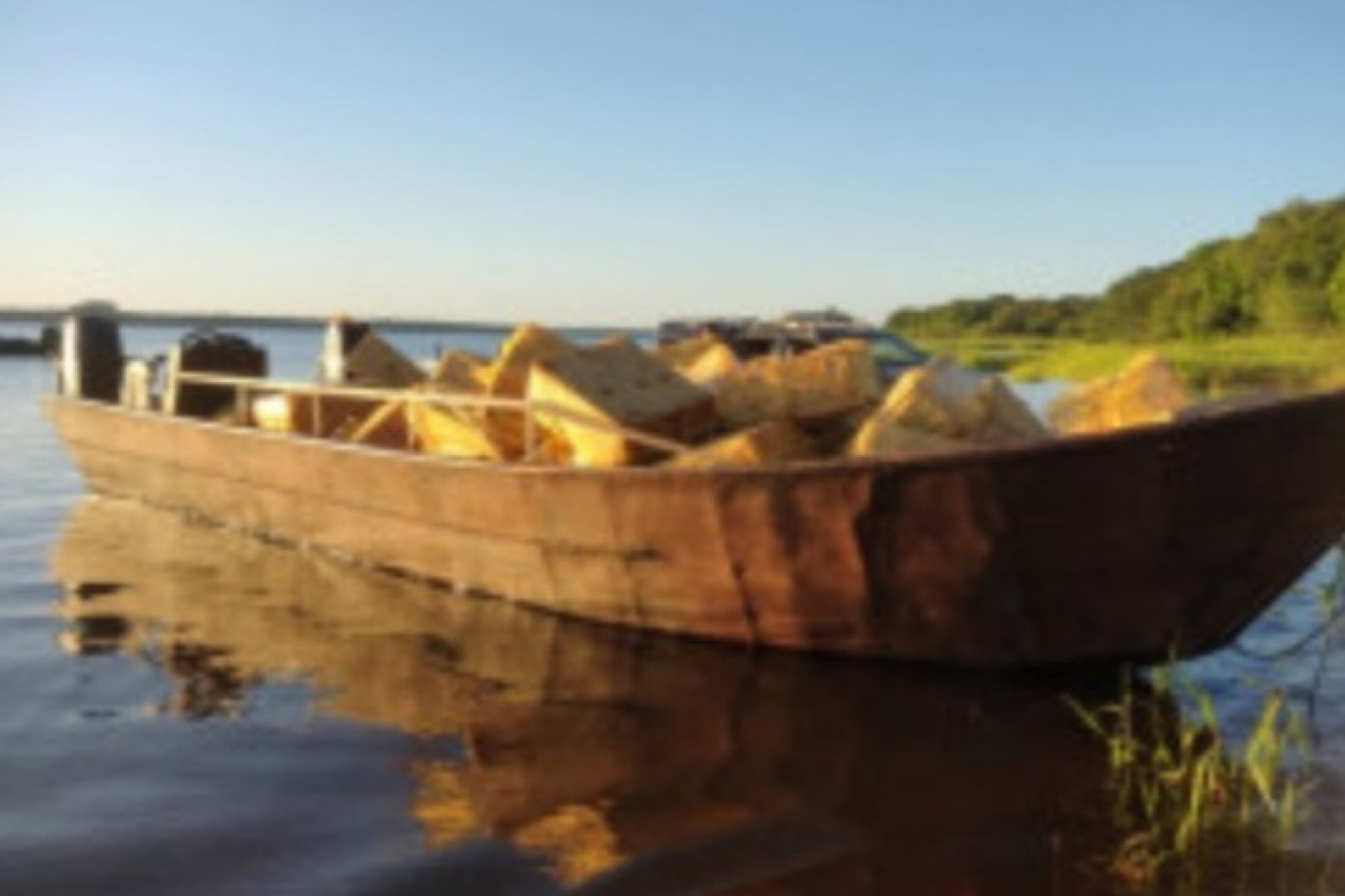 Missal: Ação apreende embarcação com 100 caixas de cigarros contrabandeados no Lago de Itaipu