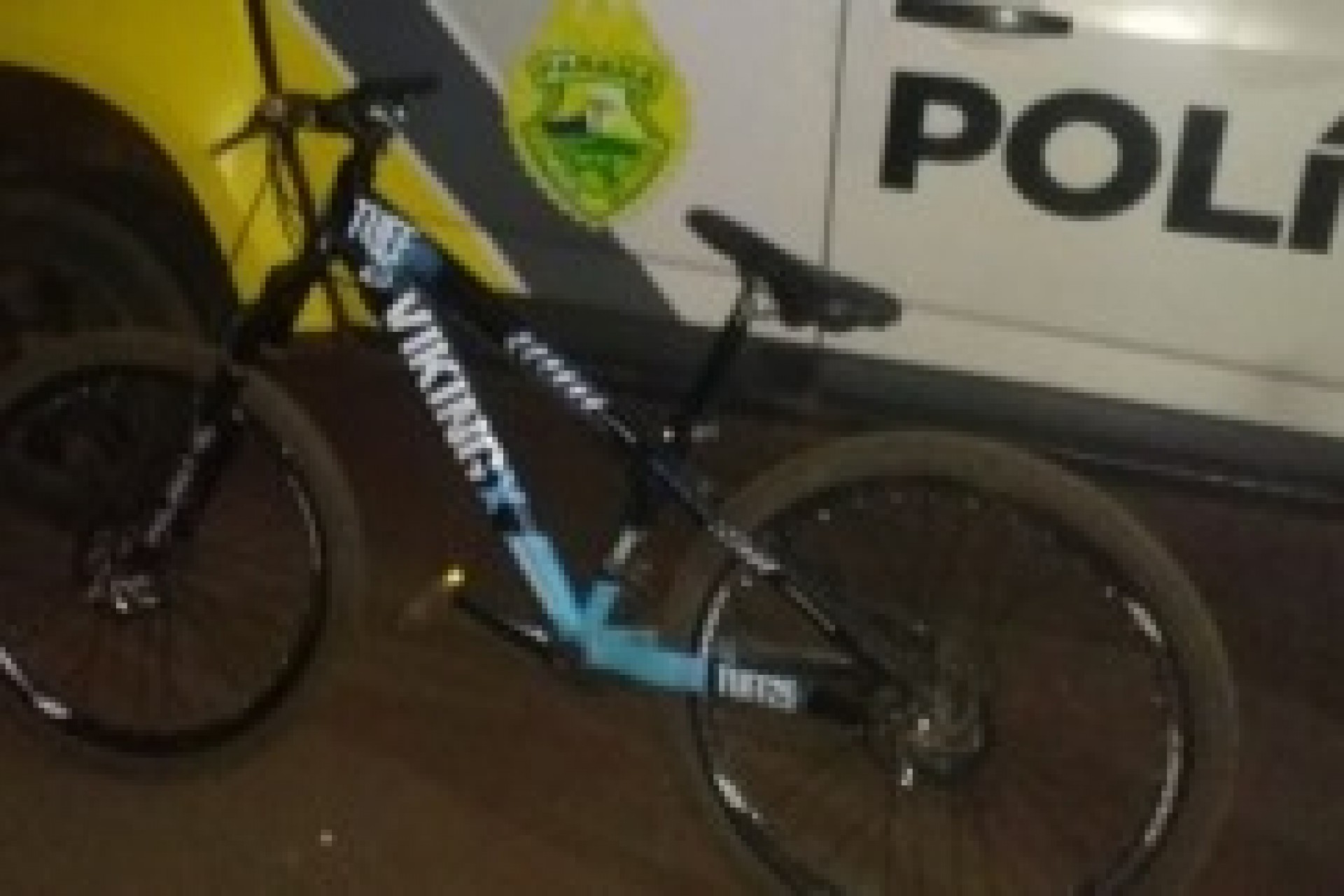 Missal: ao ter bicicleta recuperada, menino abraça policiais para agradecer o rápido trabalho