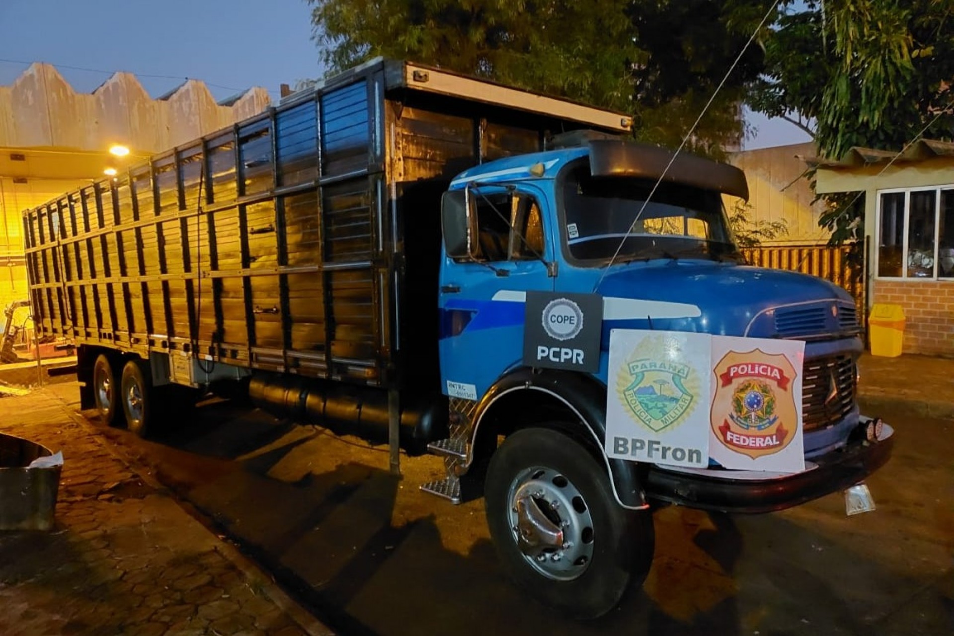 Missal: BPFRON e Polícia Federal apreendem caminhão carregado com cigarros contrabandeados