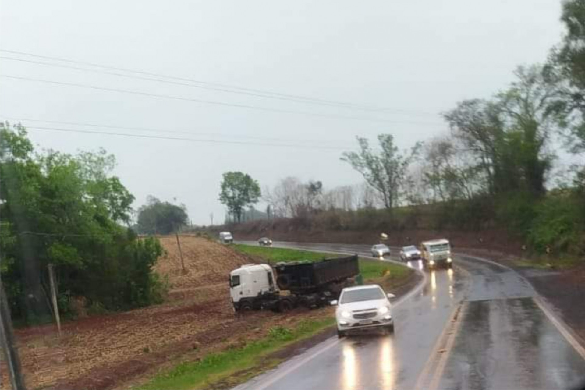 Missal: Carreta perde o controle e para as margens da rodovia na Curva do Rio São Vicente