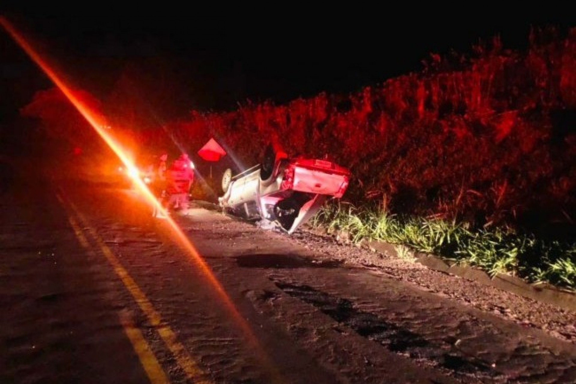 Missal e Itaipulândia: Toyota Hilux capota após colidir contra barranco na PR 488