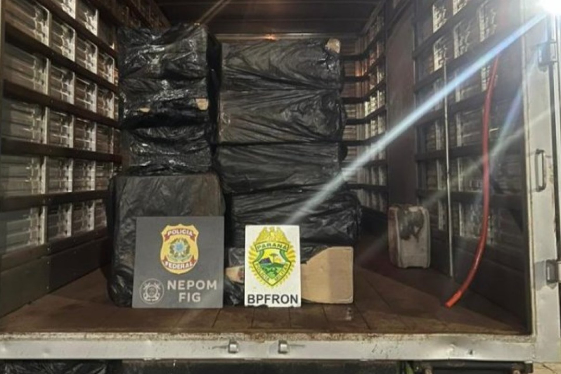 Missal: Forças de segurança apreendem caminhão carregado com cigarros contrabandeados
