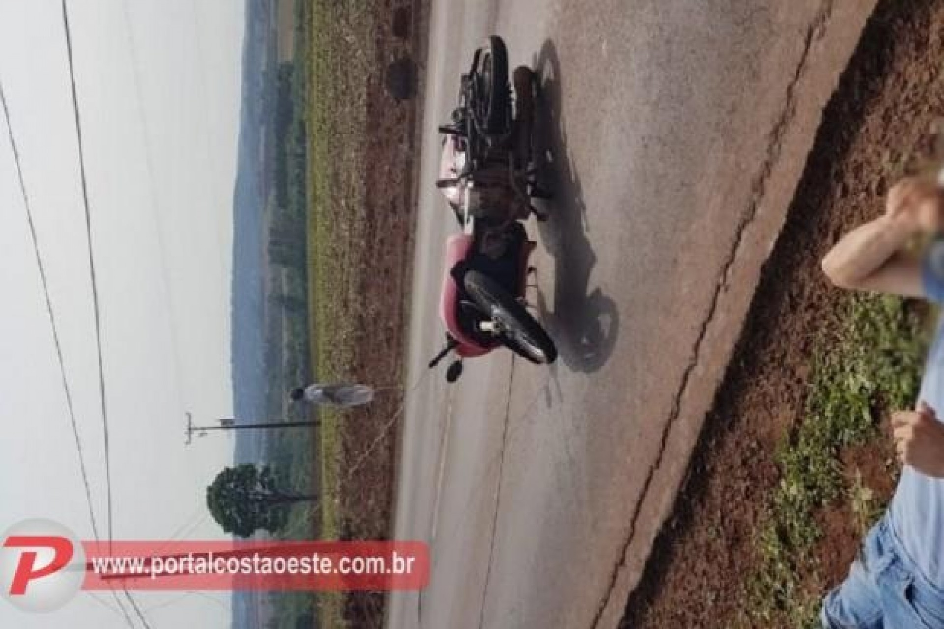 Motociclista fica ferido ao se enroscar em fios da rede elétrica na PR-495 em Missal