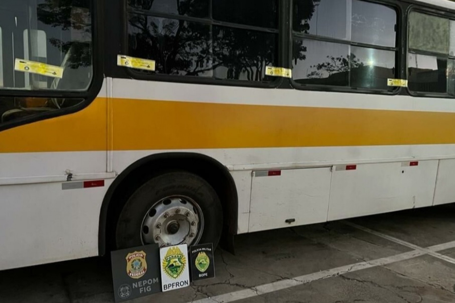 Missal: Ônibus carregado com caixas de cigarro é apreendido as margens do lago de Itaipu