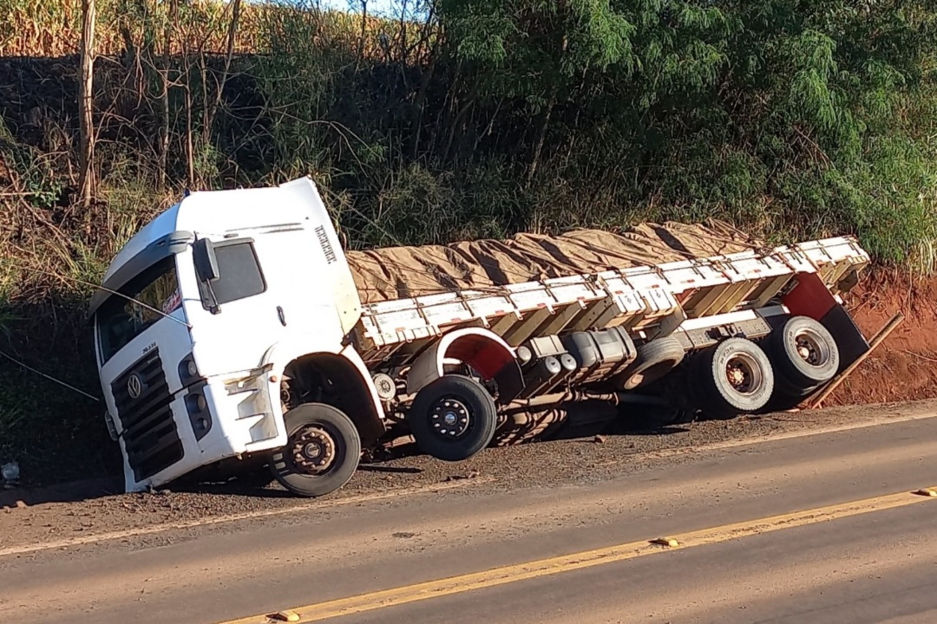 Missal: Pneu estoura e caminhão cai em canaleta na rodovia PR 495