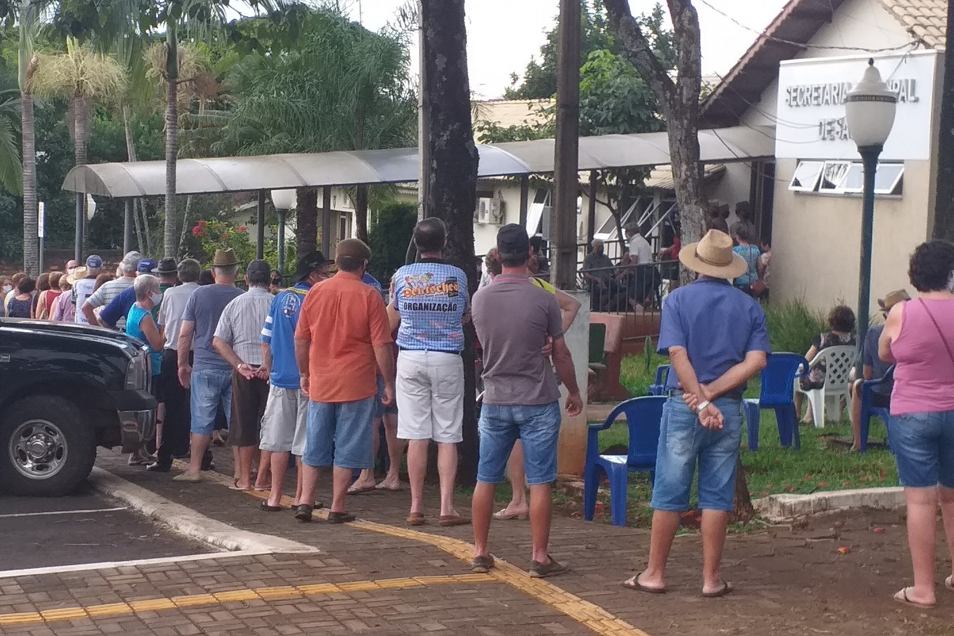 Missal registra aglomeração de idosos em fila para retirada de senha para vacina contra Covid-19