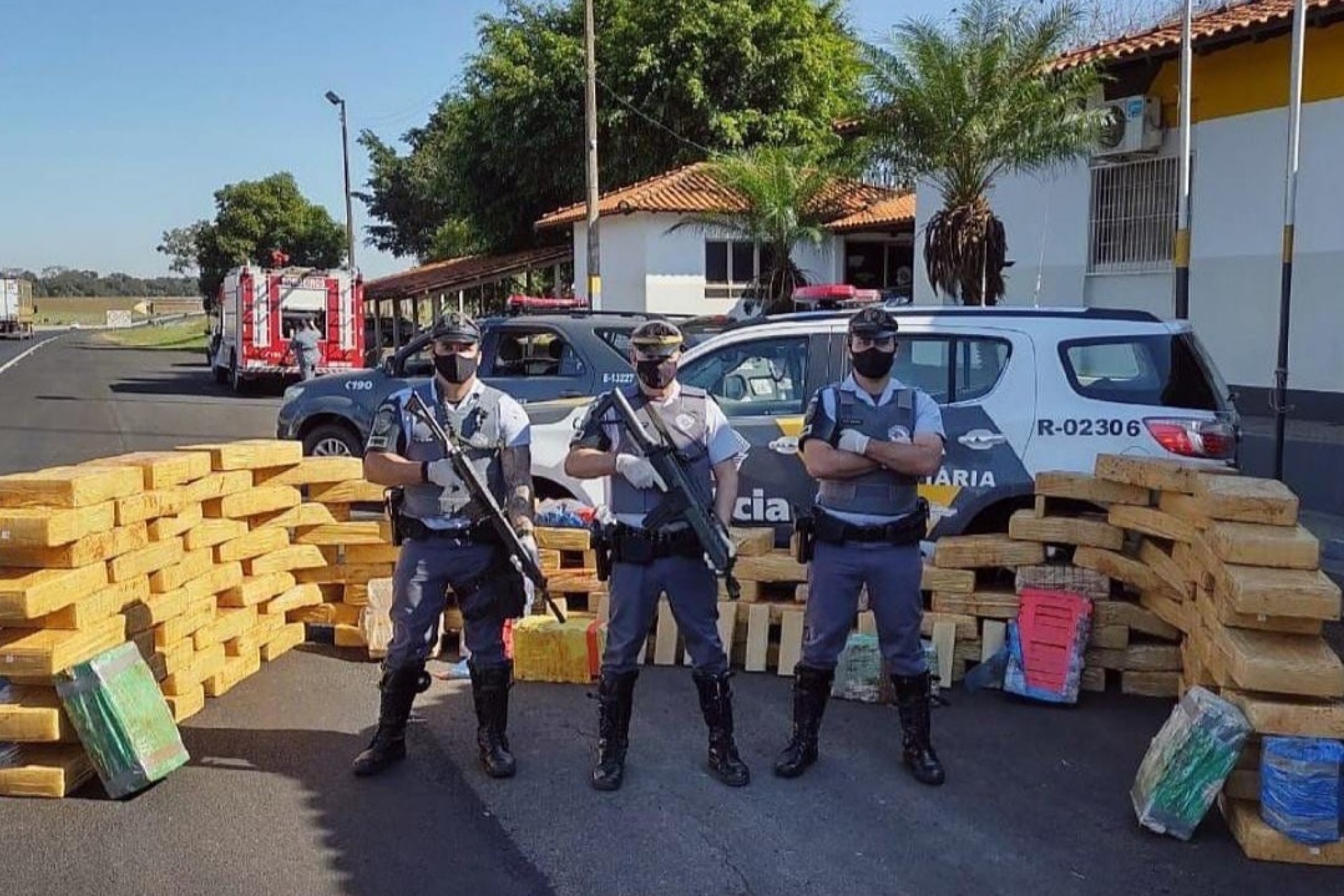 Missal/São Paulo: Polícia apreende mais de uma tonelada de maconha em fundo falso de caminhão