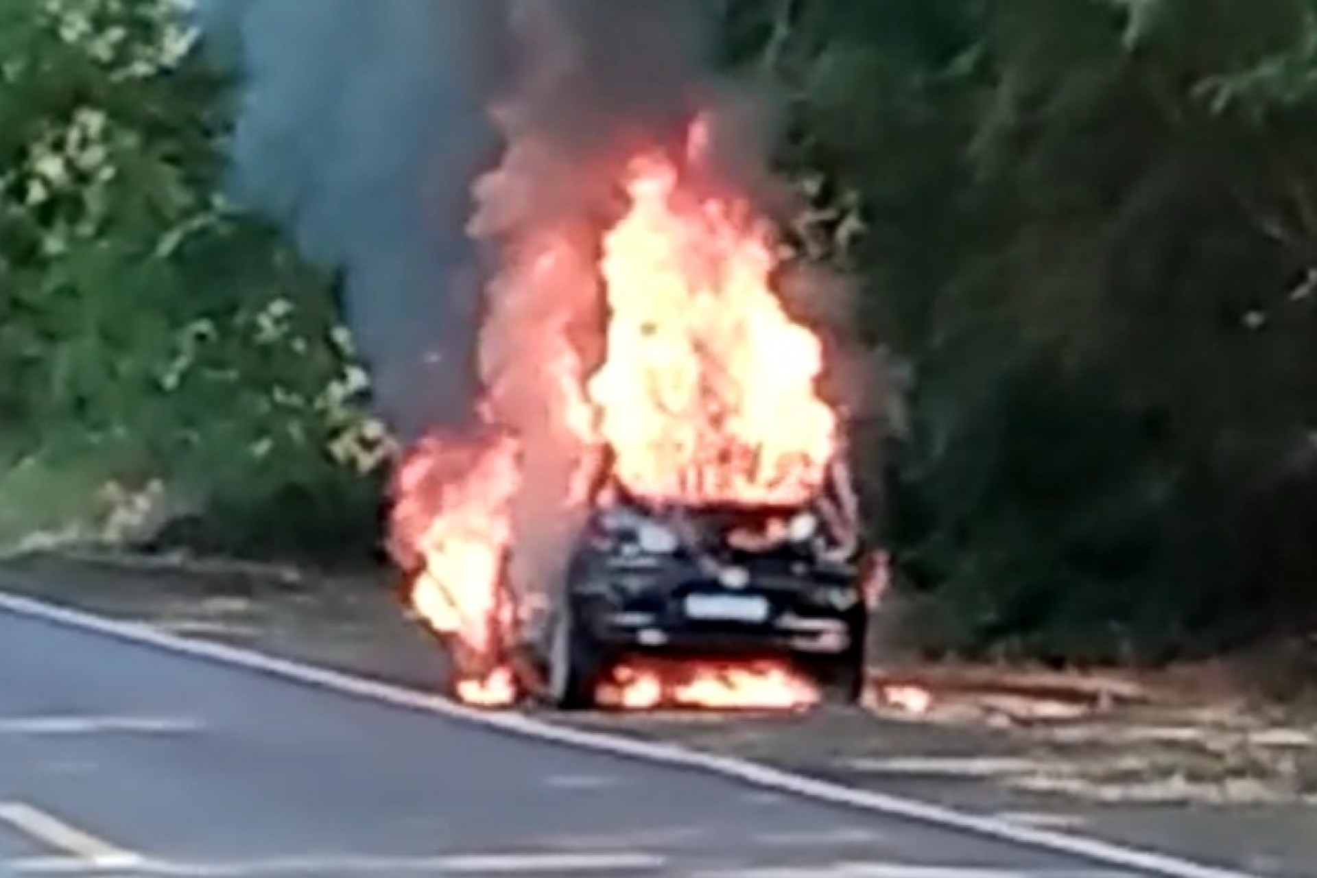 Missal: Veículo é consumido pelo fogo na rodovia PR 495, próximo ao Portão Ocoí
