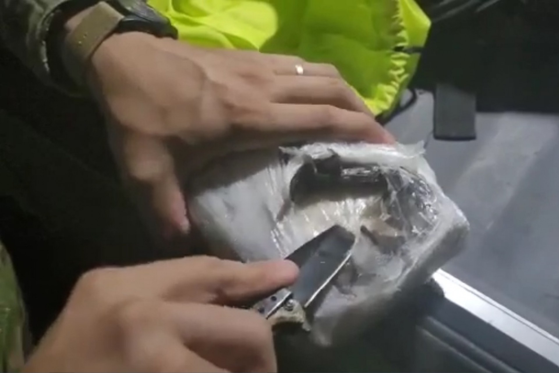 Morador de Itaipulândia é detido pelo BPFRON com tablete de substância análoga a cocaína em ônibus
