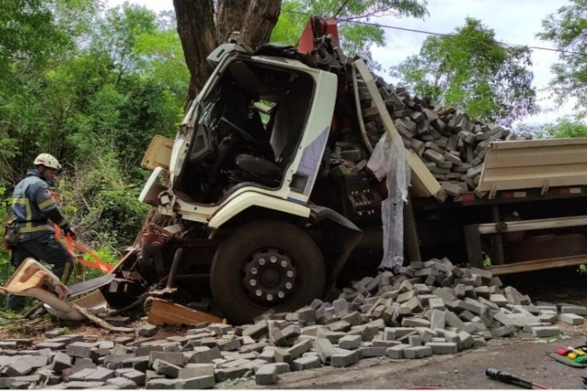 Morador de Itaipulândia fica preso às ferragens de caminhão em acidente na PR 497