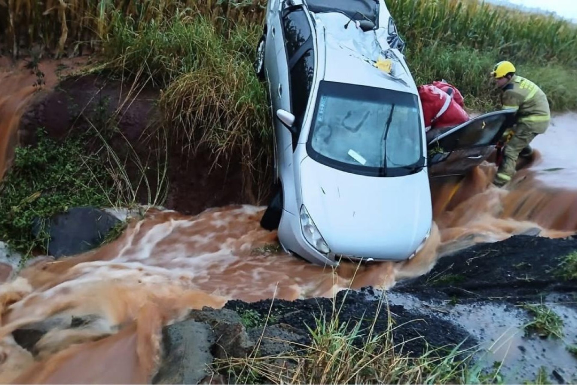 Moradores de Missal são resgatados após grave acidente na PR 497