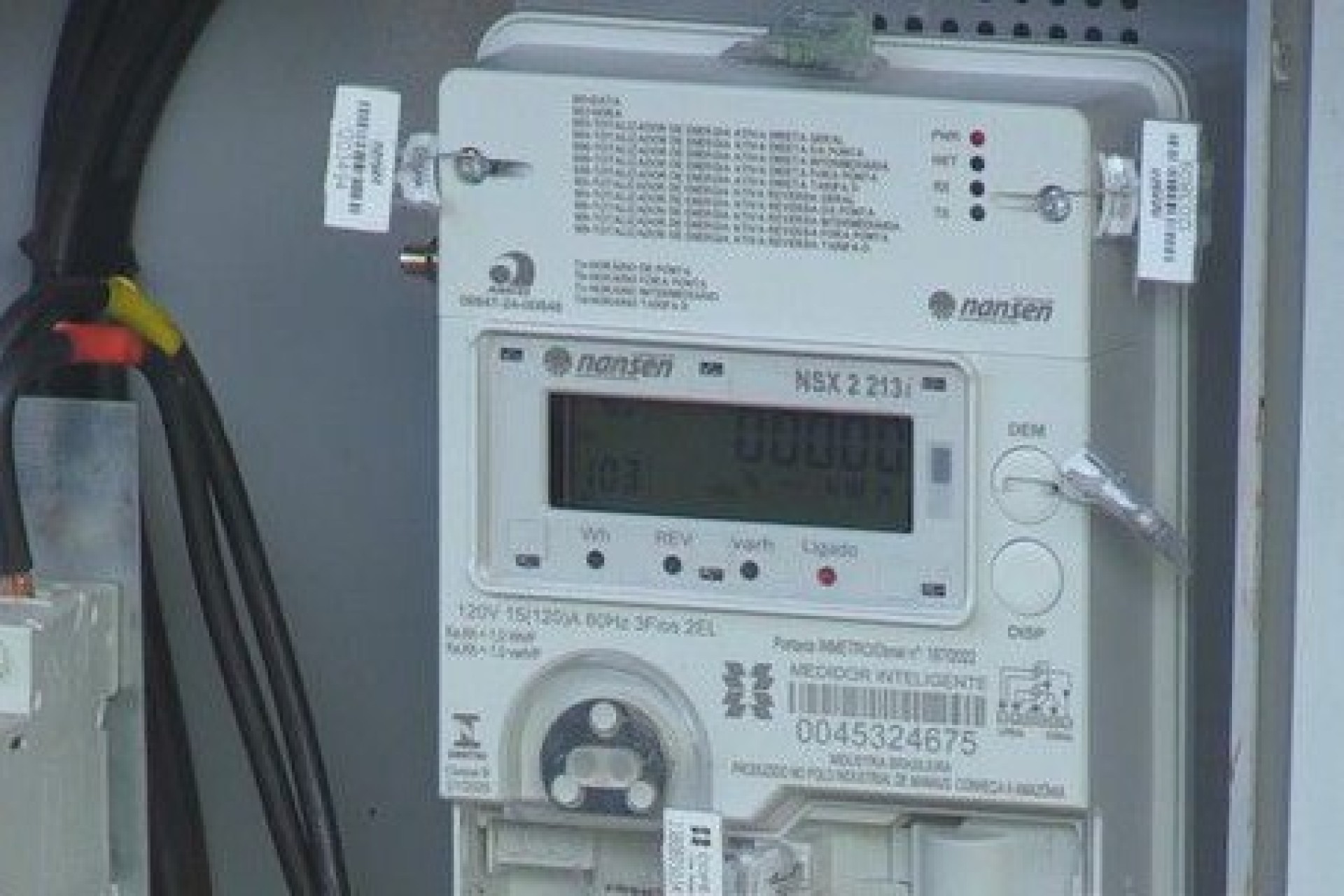 Moradores reclamam e contestam aumentos na conta de luz depois da mudança dos novos medidores