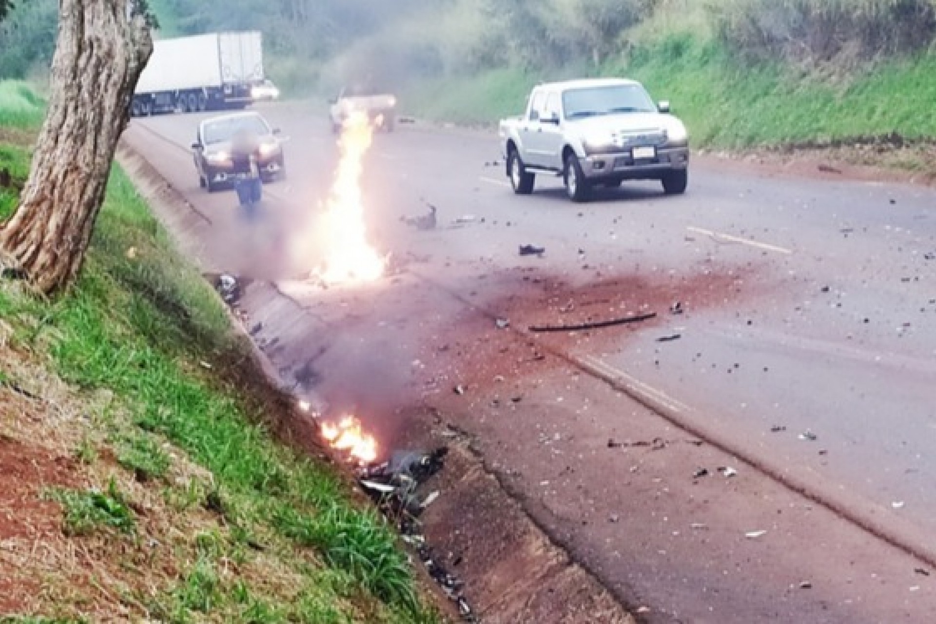 Moto com placa de Medianeira explode e piloto morre após colisão com caminhão na PR-585