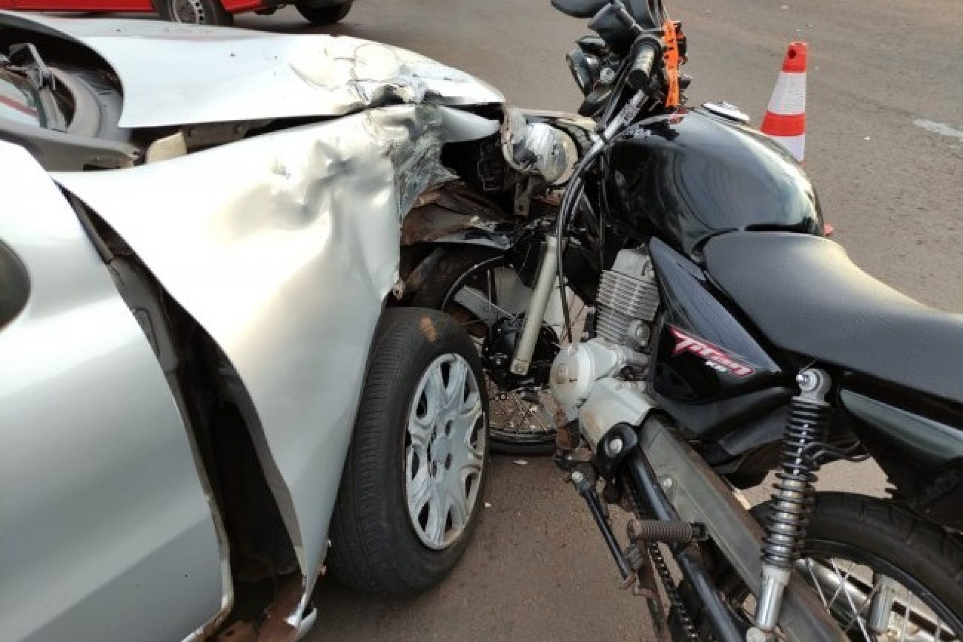 Moto 'crava' em carro e adolescente de 16 anos fica ferido em acidente no centro de Santa Helena