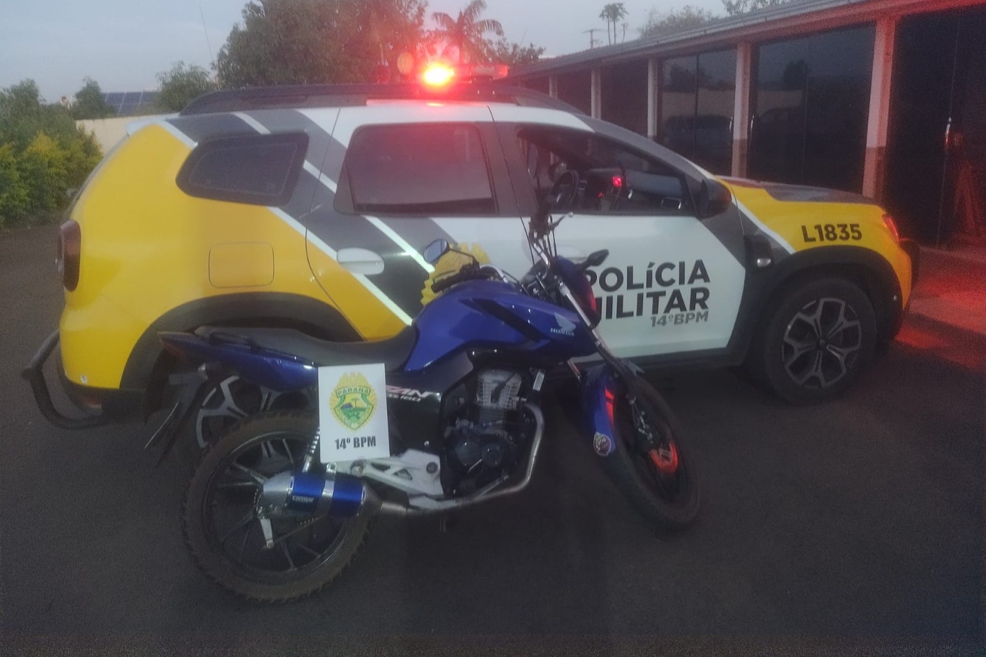 Motocicleta é apreendida por direção perigosa e irregularidades em Missal