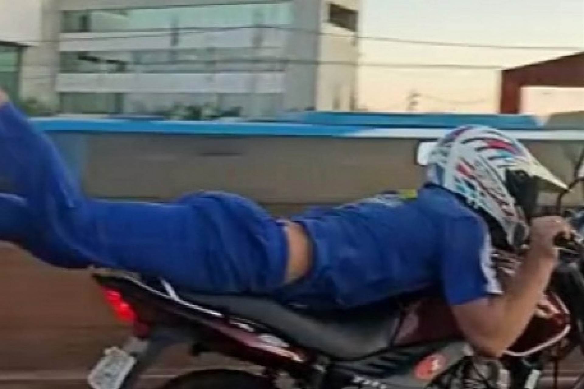 Motociclista é flagrado fazendo “superman” na BR-277, em Medianeira