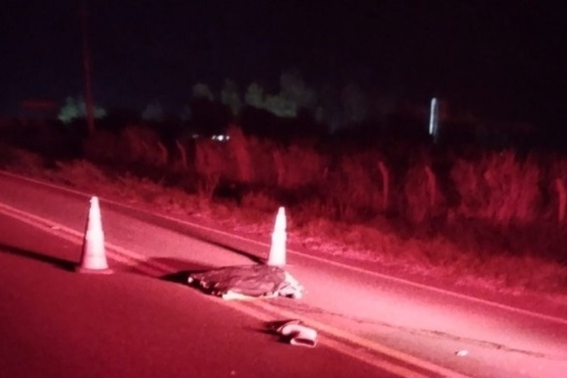 Motociclista morre após colidir com Corolla e ser arrastado por outro veículo na PR-495, em Missal