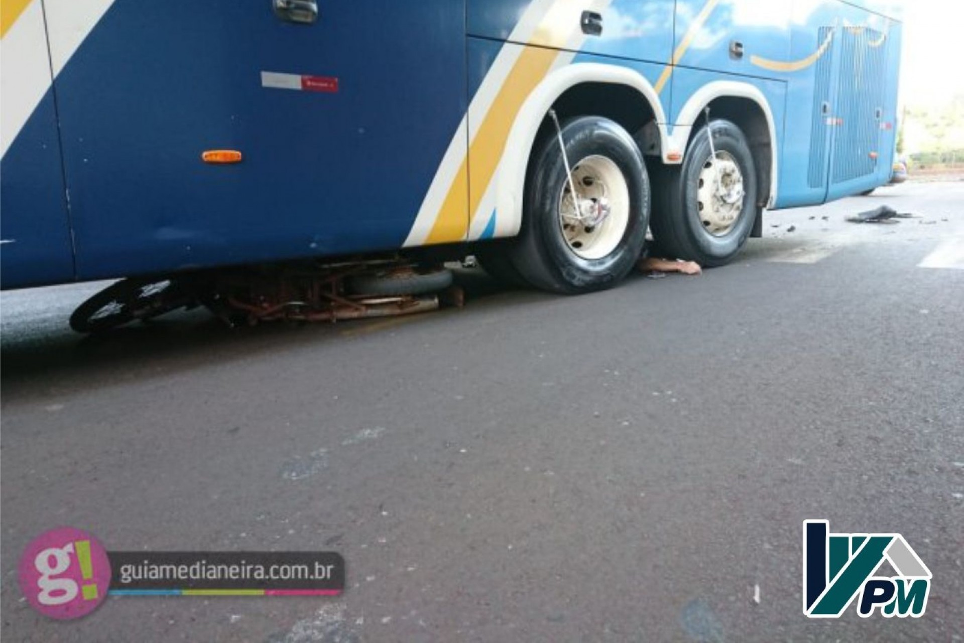 Motociclista morre após colidir em ônibus e ser atropelado no centro de Medianeira