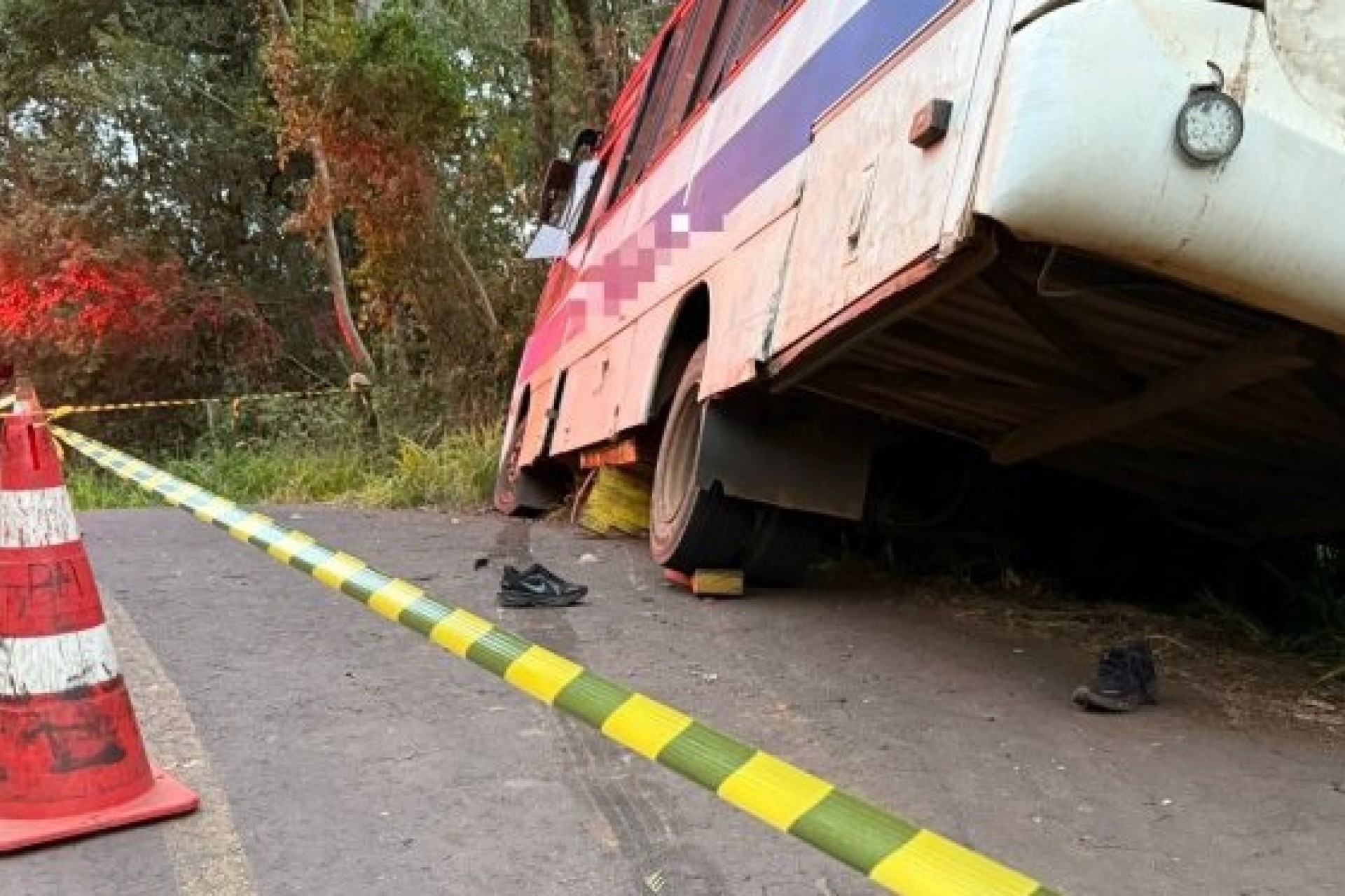 Motociclista morre após colisão frontal com ônibus no interior de Santa Helena