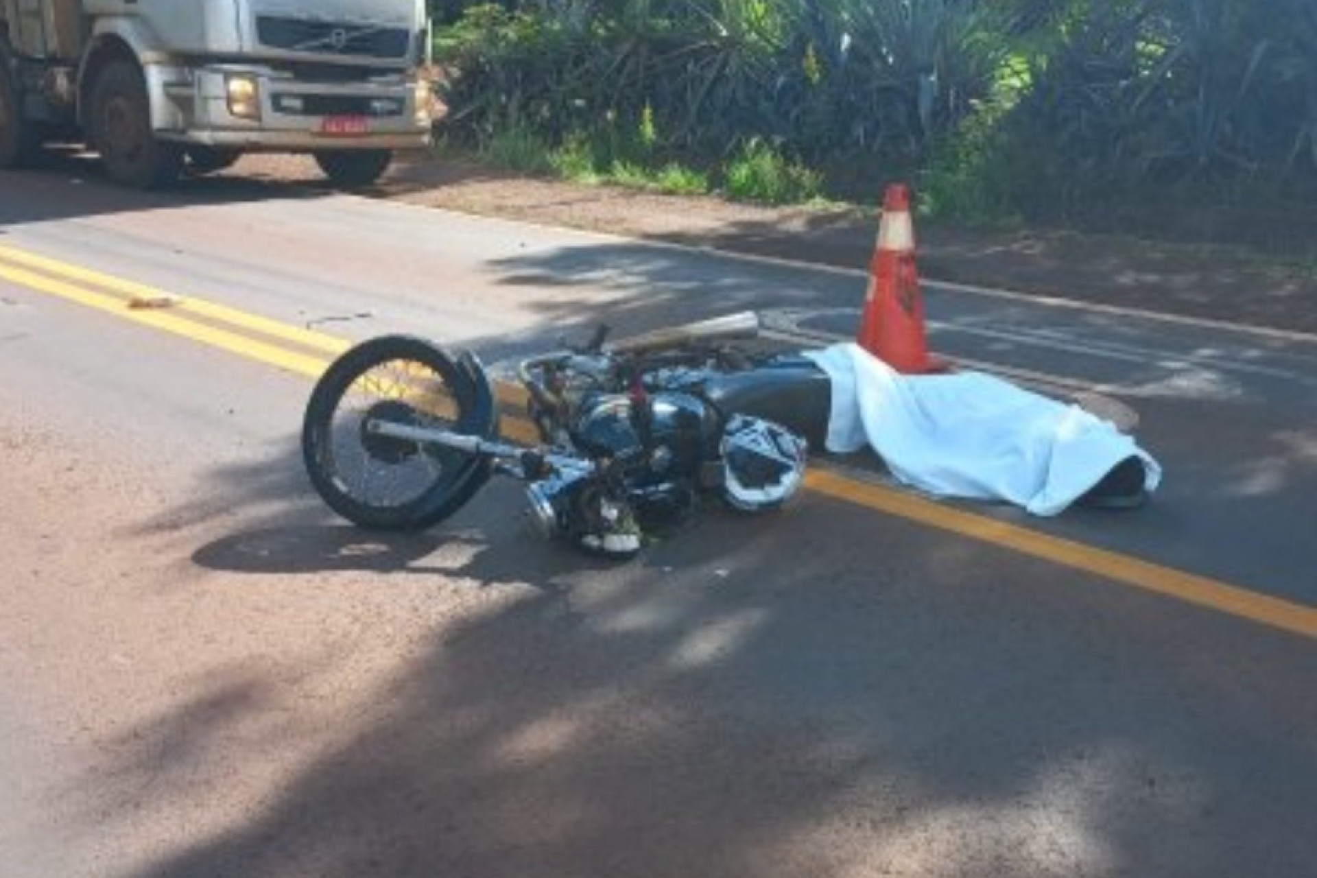 Motociclista morre após ser atropelado por caminhonete na PR-495, entre Missal e Dom Armando