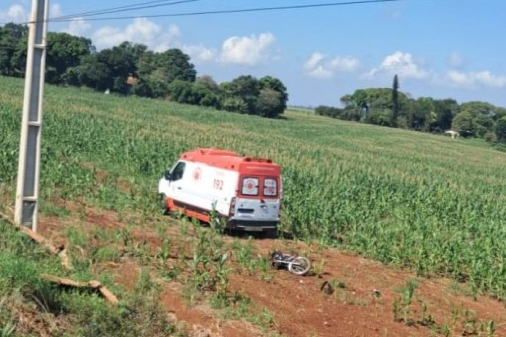 Motociclista passa reto na curva e sai da pista na entrada de Missal