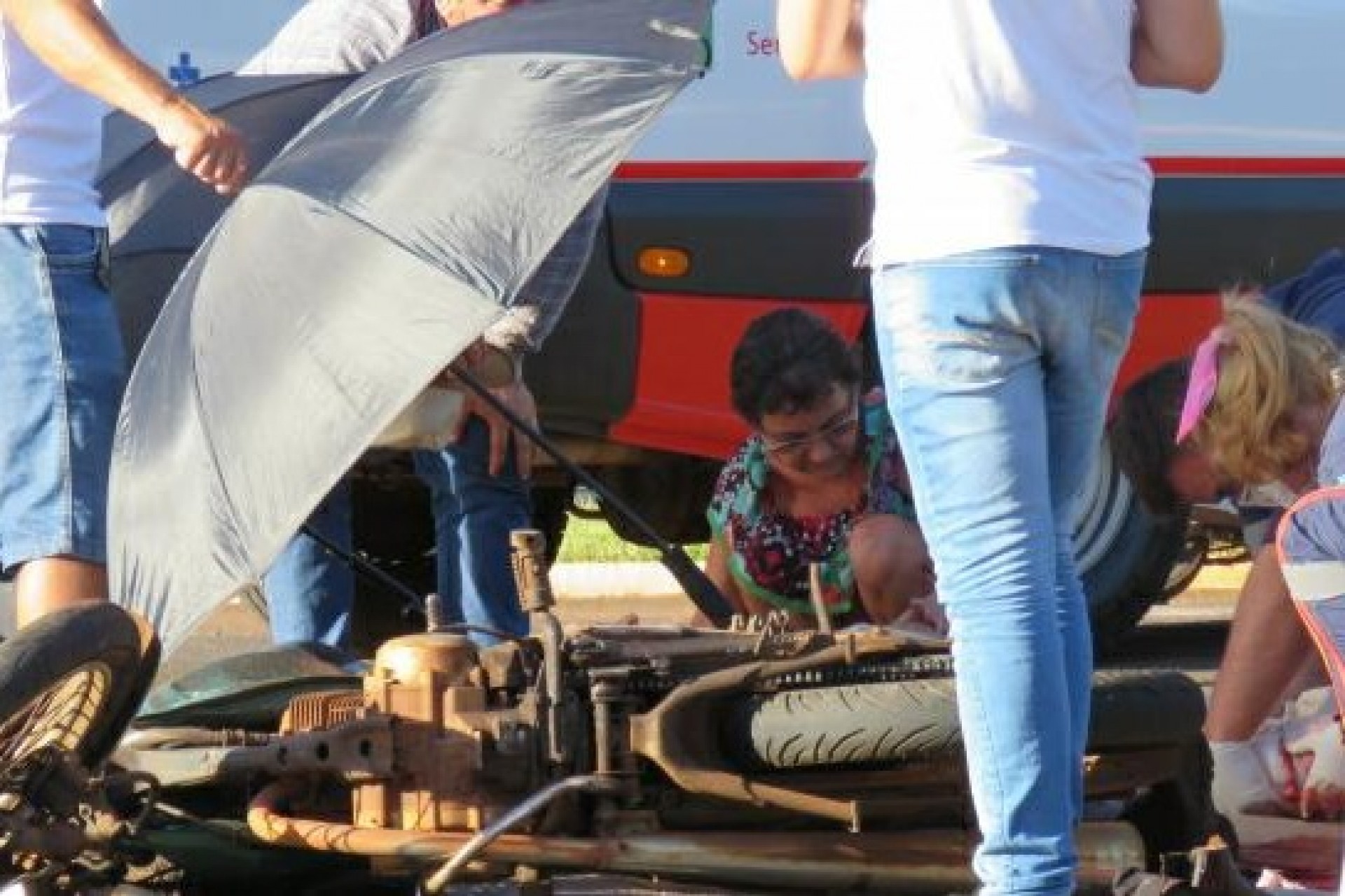 Motociclista tem perna dilacerada ao colidir moto em colheitadeira na PR 488 em Santa Helena