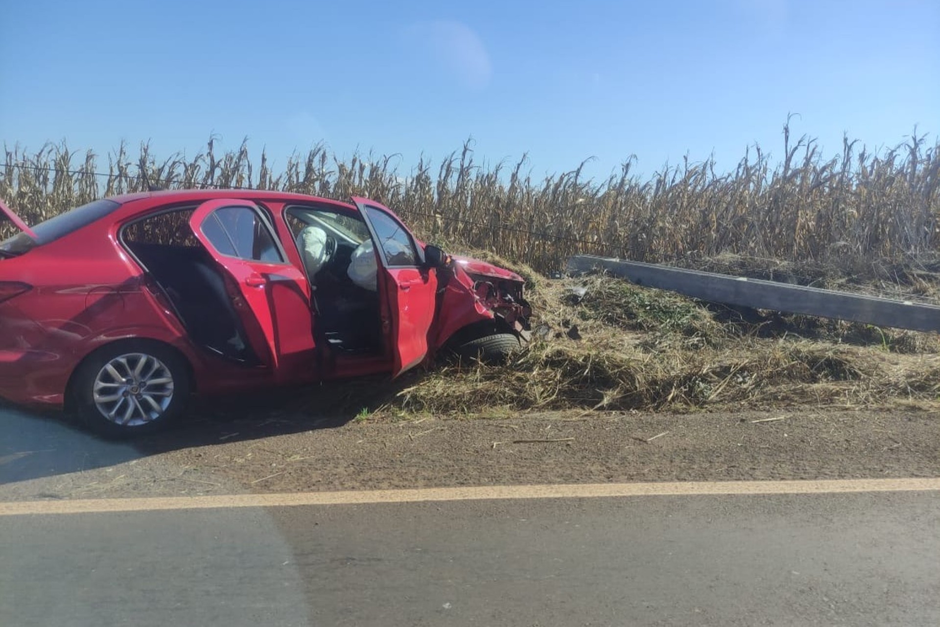 Motorista derruba poste na rodovia 497, entre Itaipulândia e São Miguel do Iguaçu