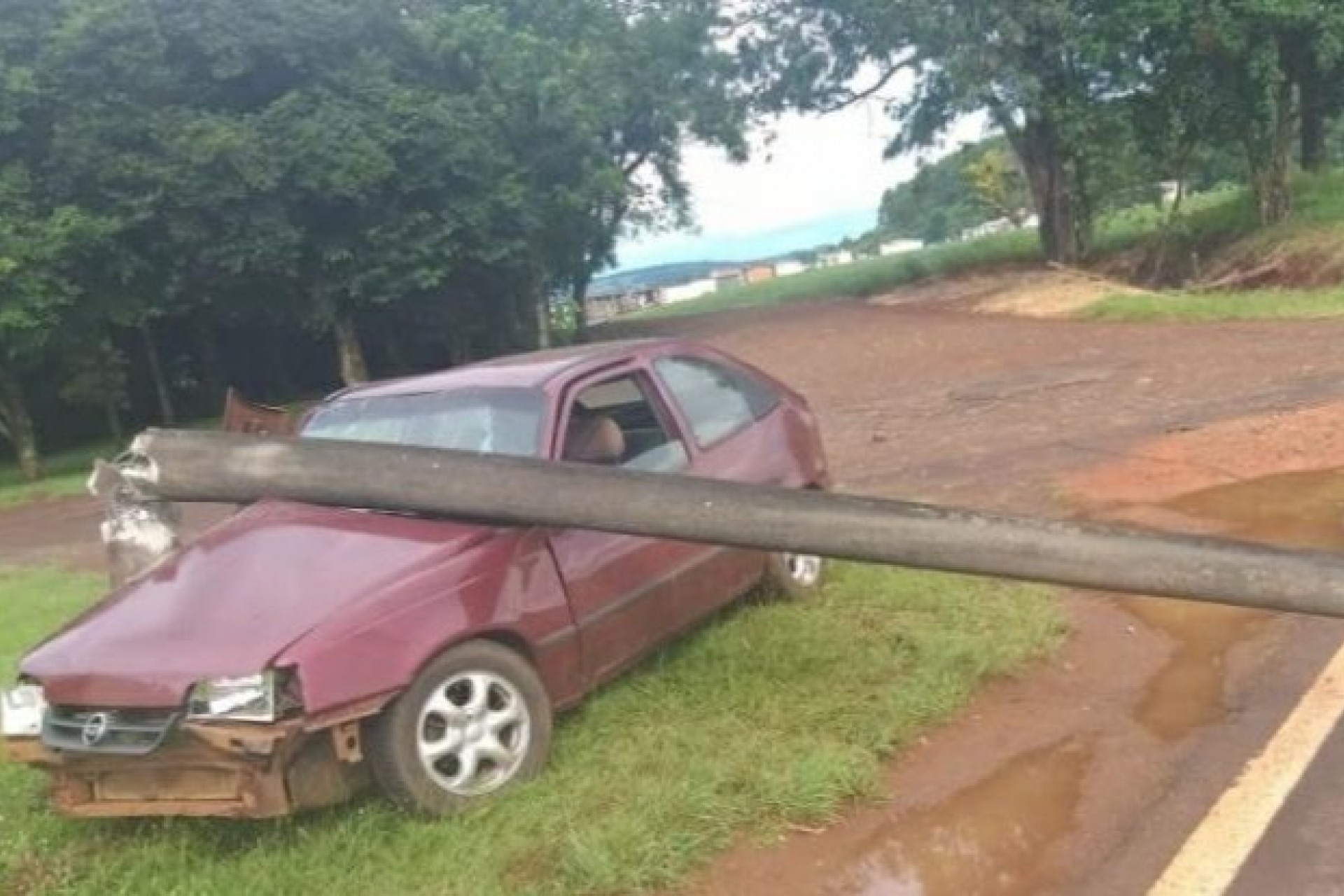 Motorista embriagado derruba poste e deixa rodovia interditada em Agro Cafeeira