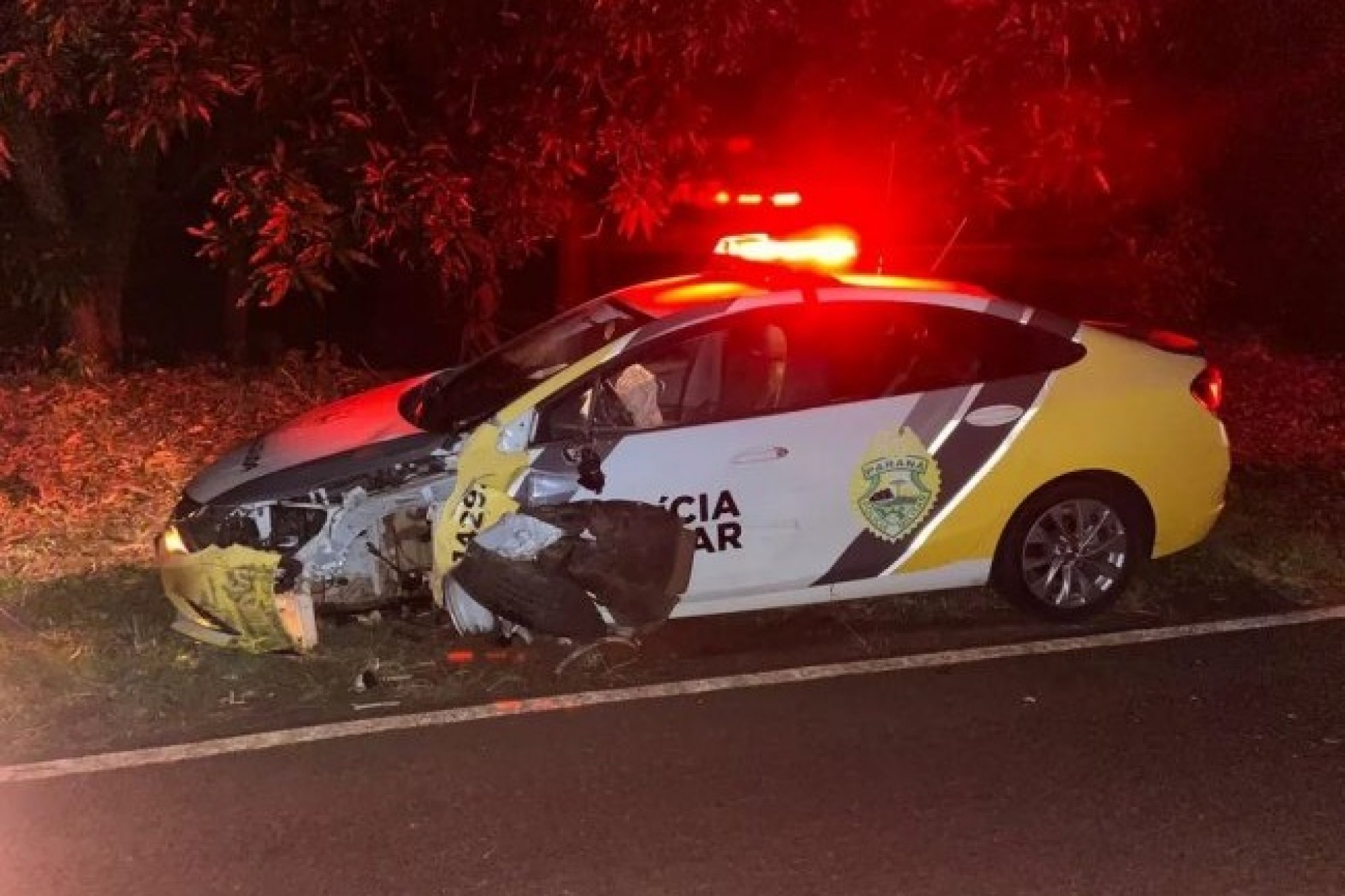 Motorista embriagado é preso depois de bater carro contra veículo da Polícia Militar, no Paraná