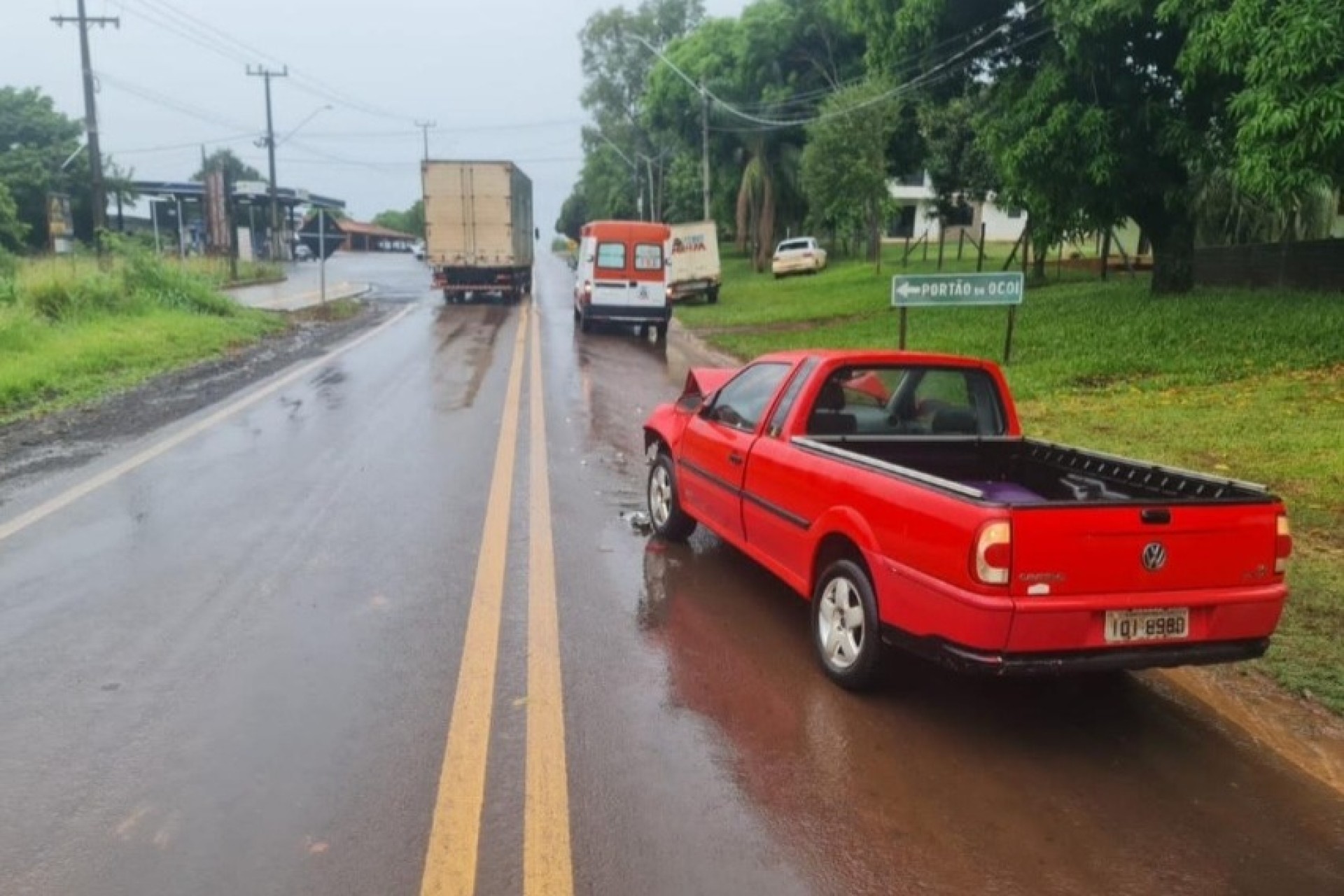 Motorista fica ferido ao colidir Saveiro em caminhão na PR 495 em Missal