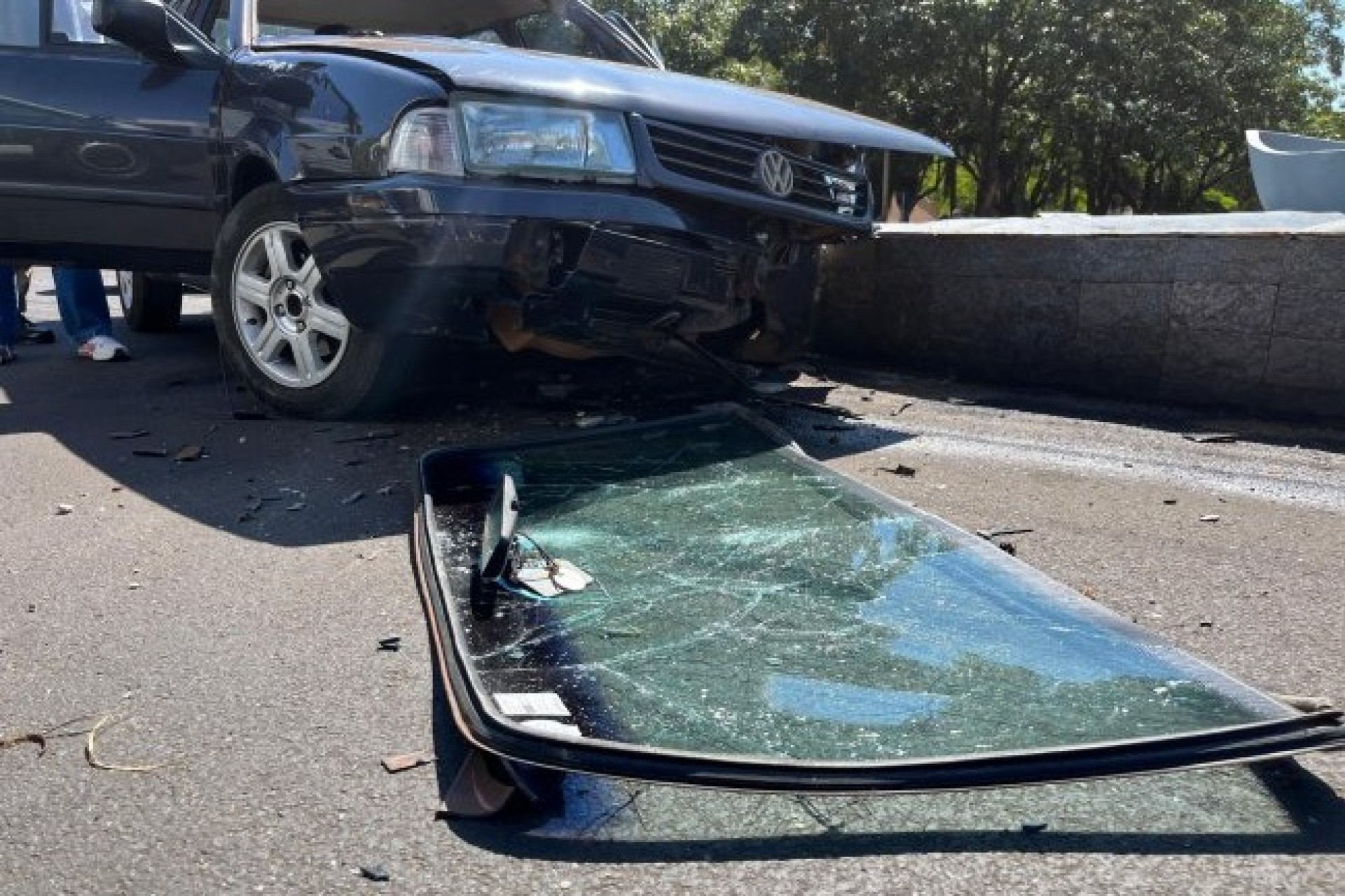 Motorista fica ferido após colidir com monumento no Centro de Santa Helena