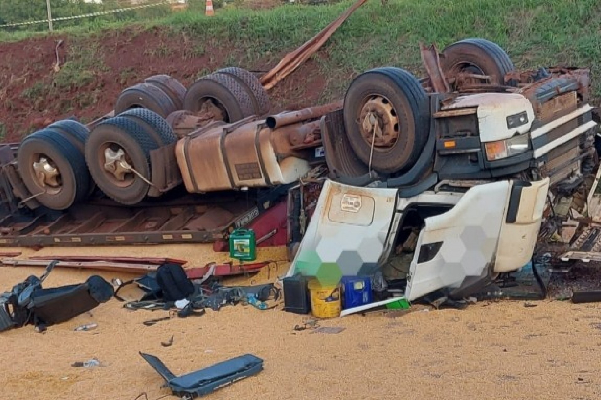 Motorista morre após tombamento de caminhão em São Miguel do Iguaçu