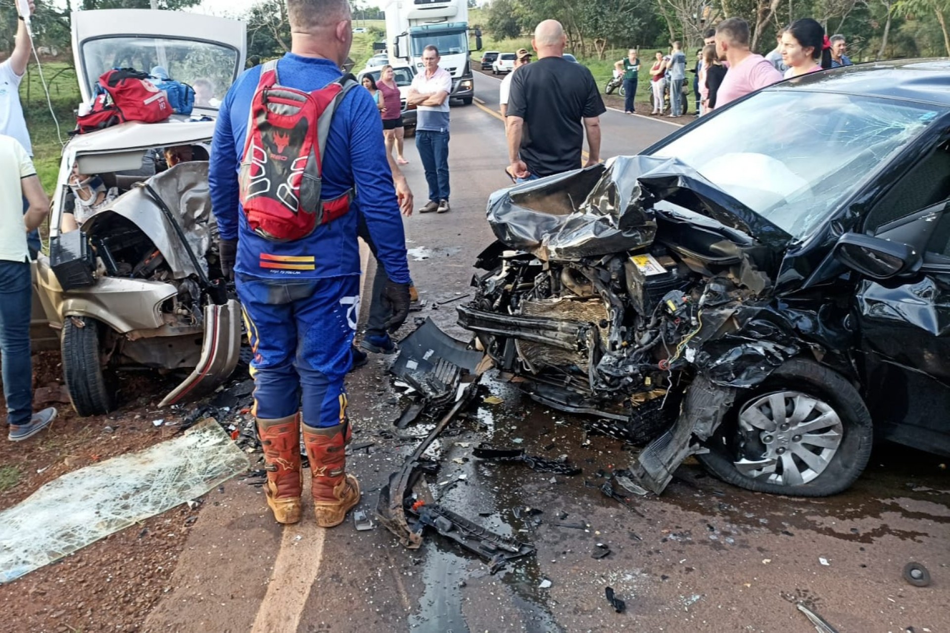 Motorista morre e mulher fica gravemente ferida em colisão frontal na PR495 em Missal