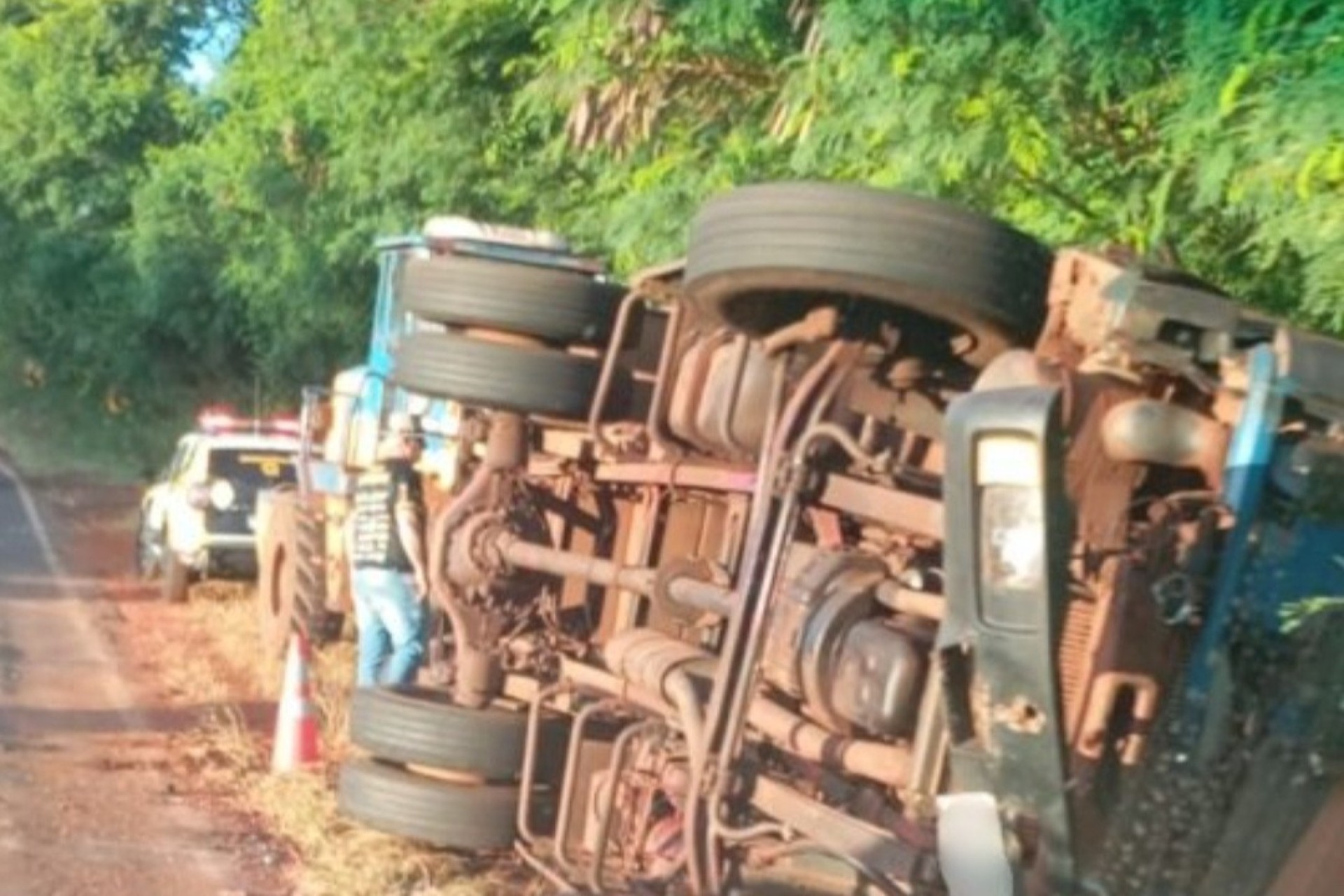 Motorista morre em grave acidente com tombamento de caminhão na PR-495 em Missal