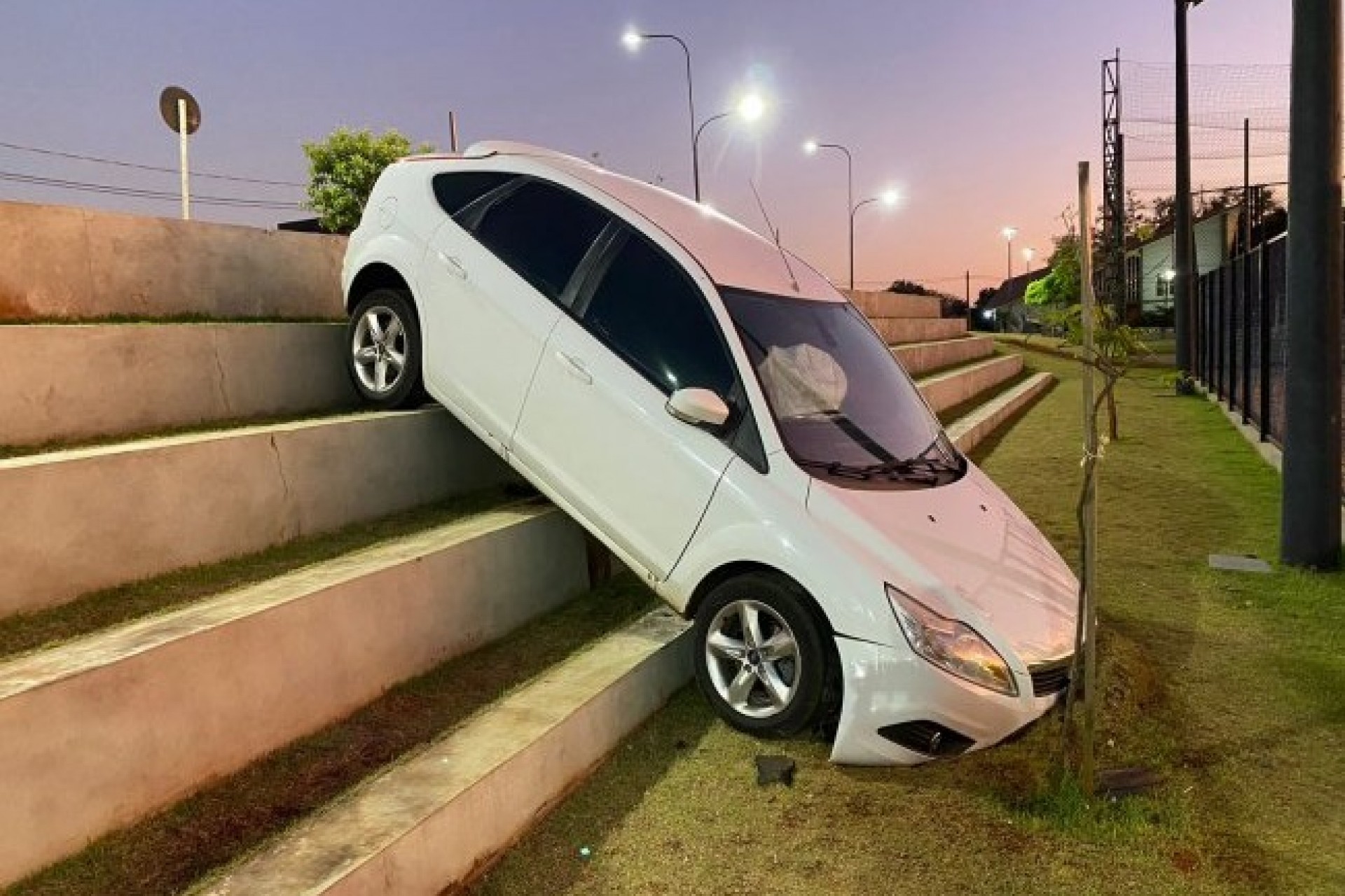 Motorista perde o controle da direção e abandona veículo após invadir praça em Santa Helena